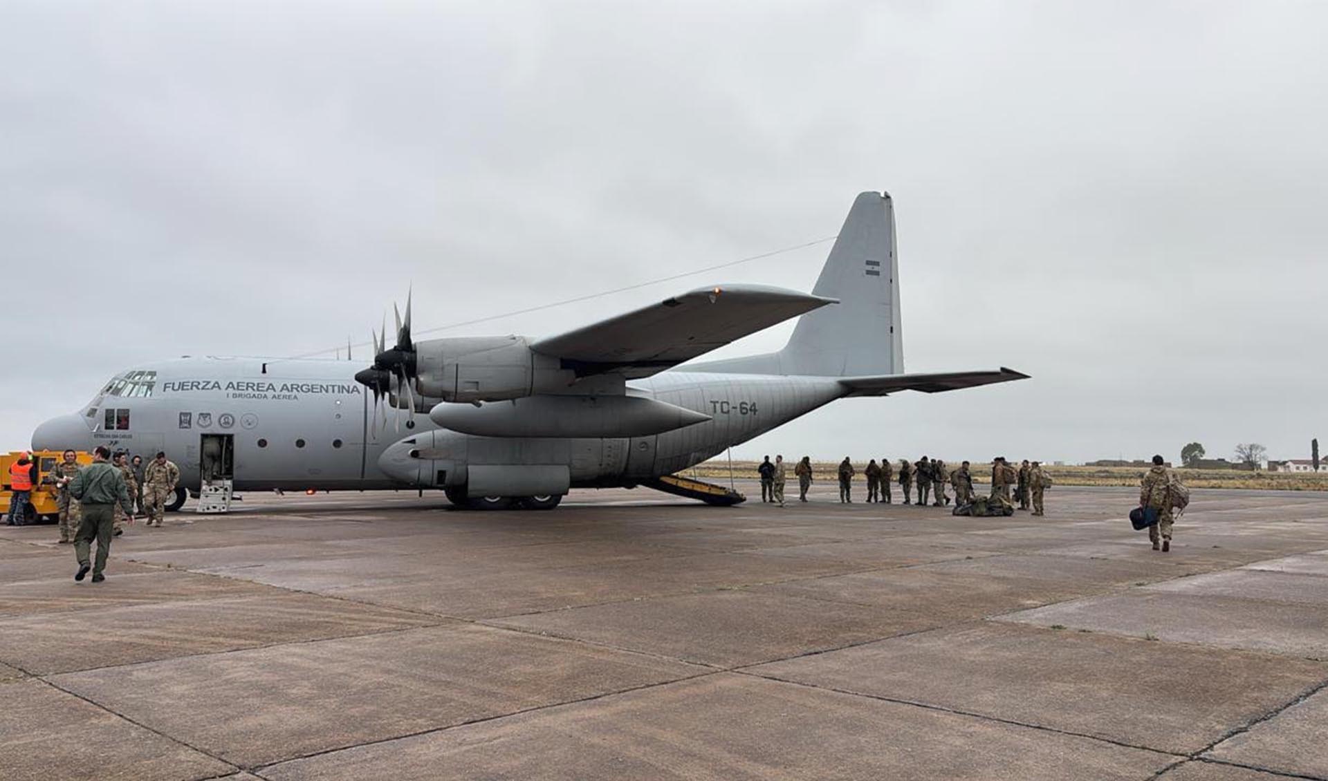 La Armada y la Fuerza Aérea llevan adelante un ejercicio en el exigente ambiente de baja montaña y monte austral.