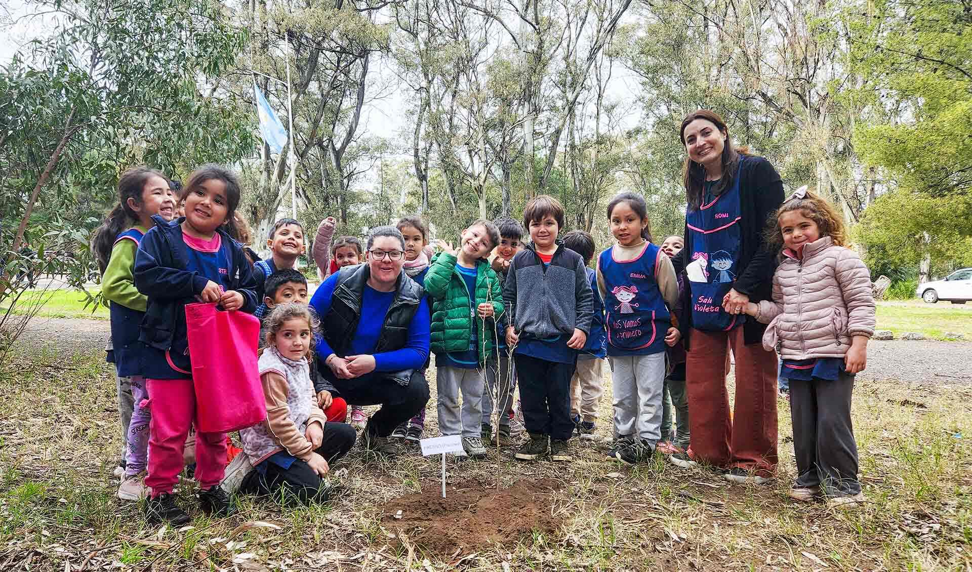 La visita se enmarcó en un proyecto áulico por el Día del Árbol.