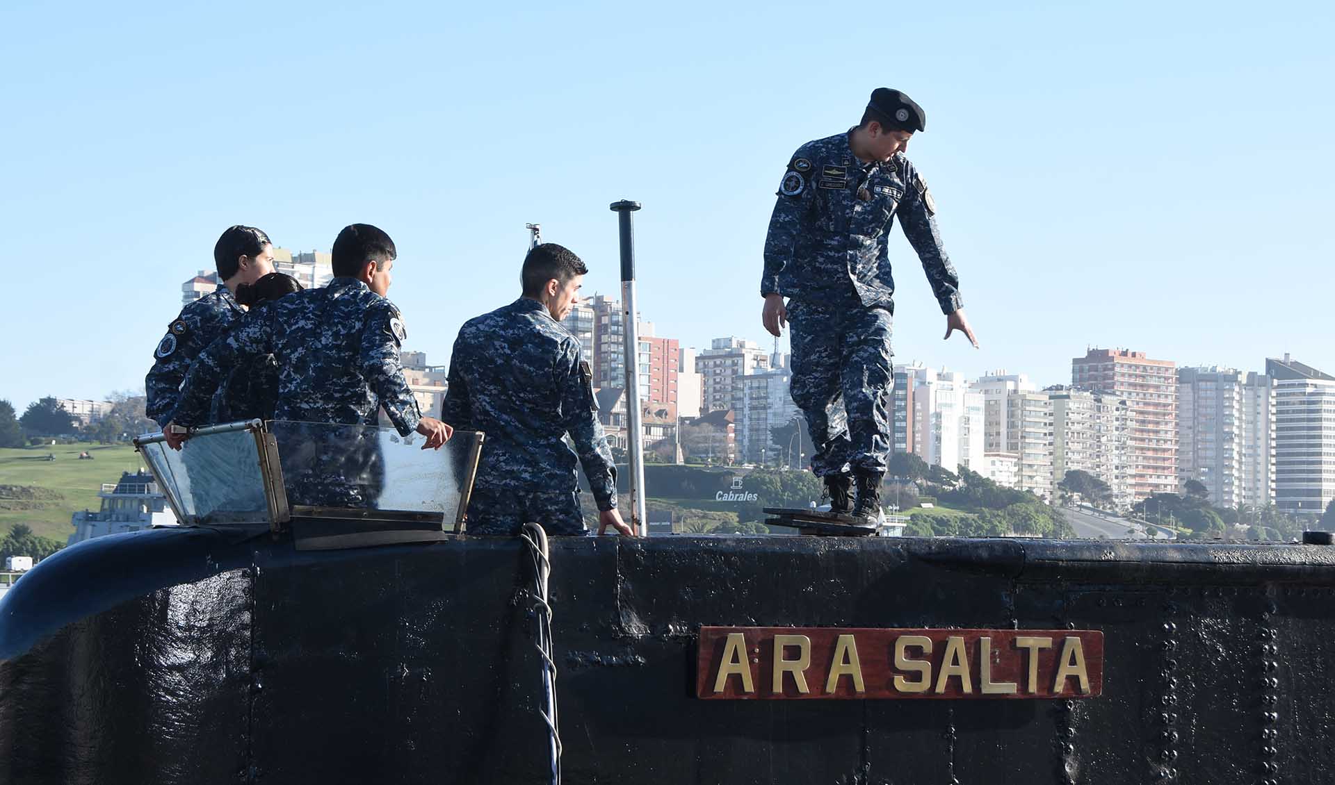 Durante una semana, recibieron instrucción teórica y práctica en procedimientos, técnicas y operaciones submarinas.
