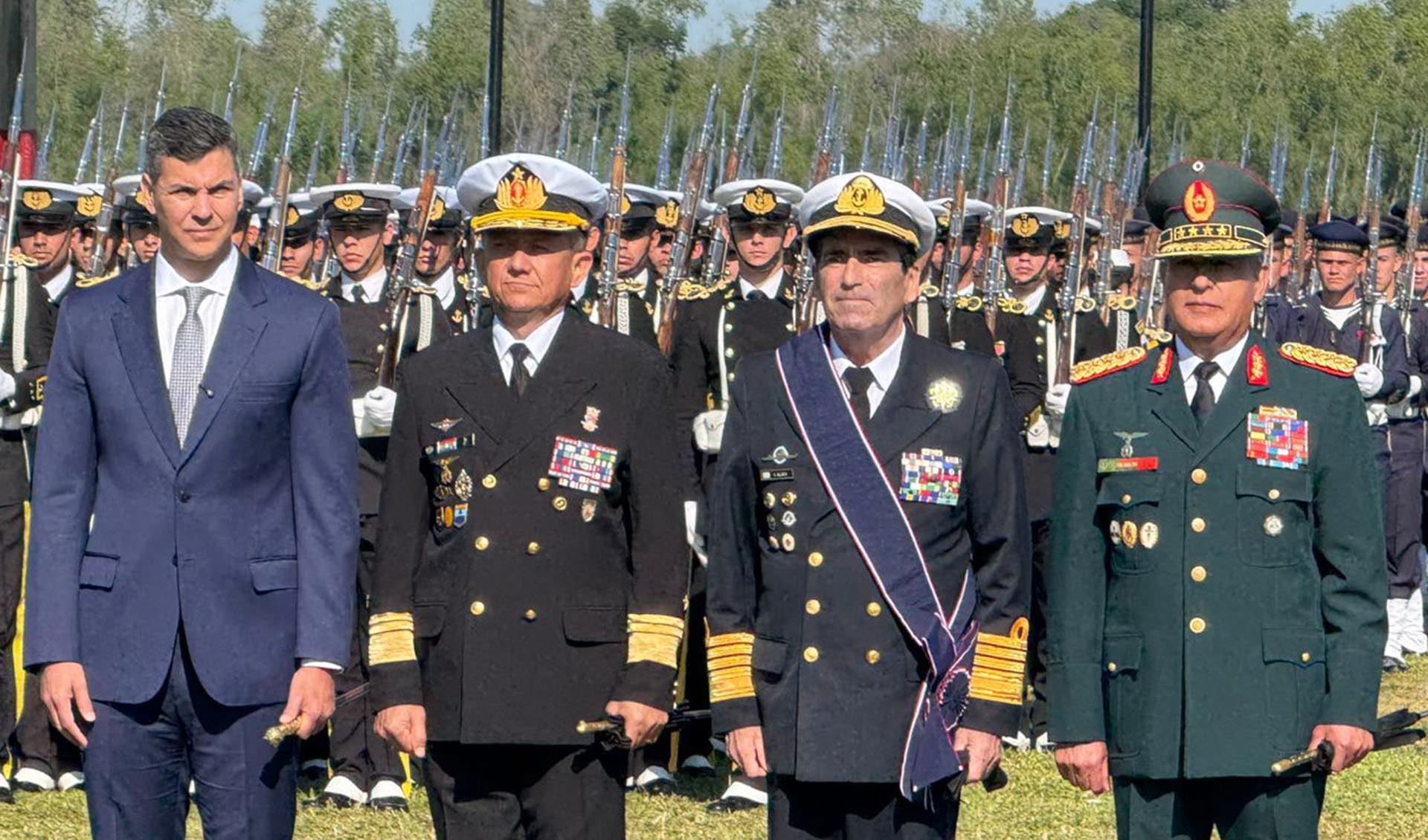 Durante la ceremonia central, el Almirante Carlos María Allievi fue condecorado por el Presidente de la República del Paraguay, Santiago Peña Palacios. La agenda incluyó reuniones de cooperación, camaradería y coordinación entre ambas Marinas. 