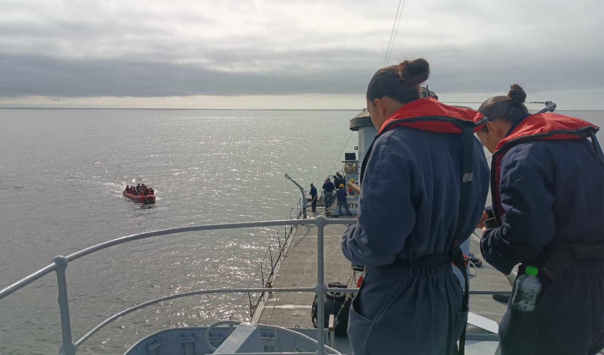 Realizan prácticas y adiestramientos por el Río de la Plata y la bahía San Borombón.