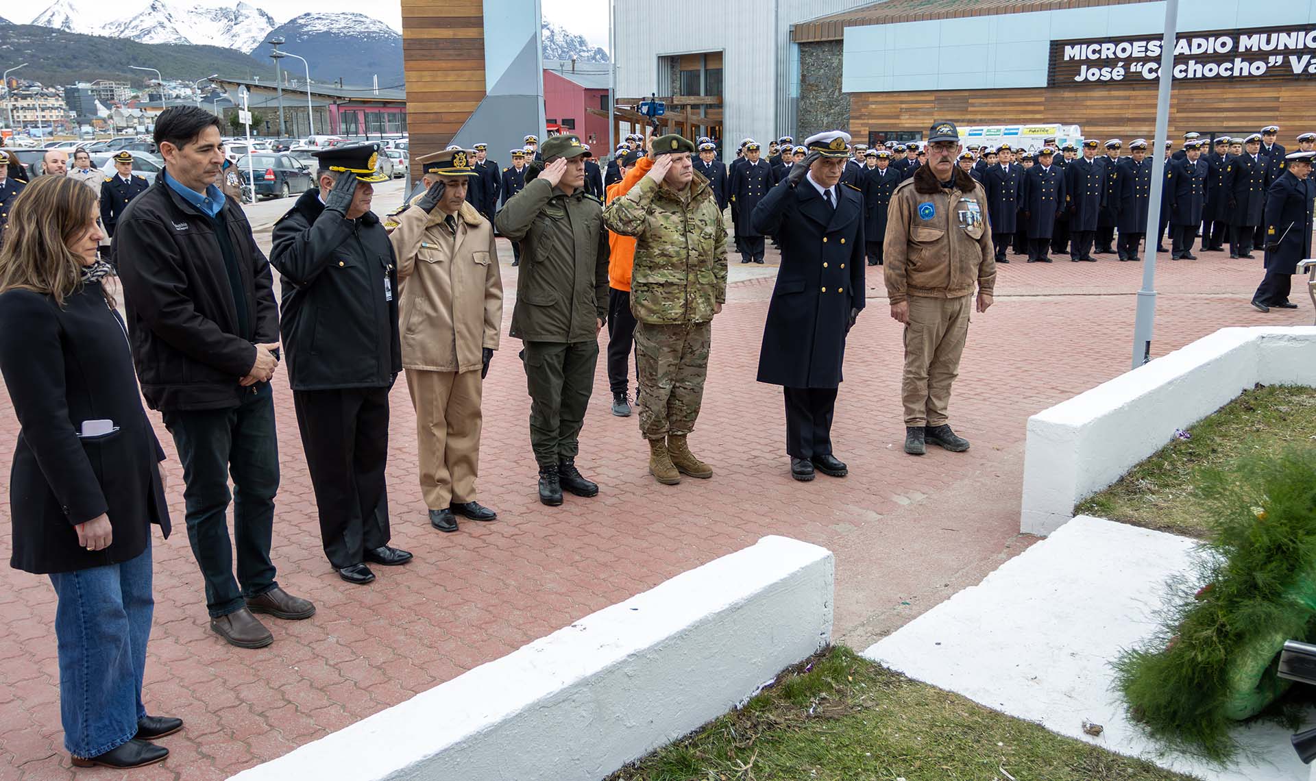 El Área Naval Austral realizó una ceremonia frente a la estatua del fundador de la ciudad de Ushuaia.