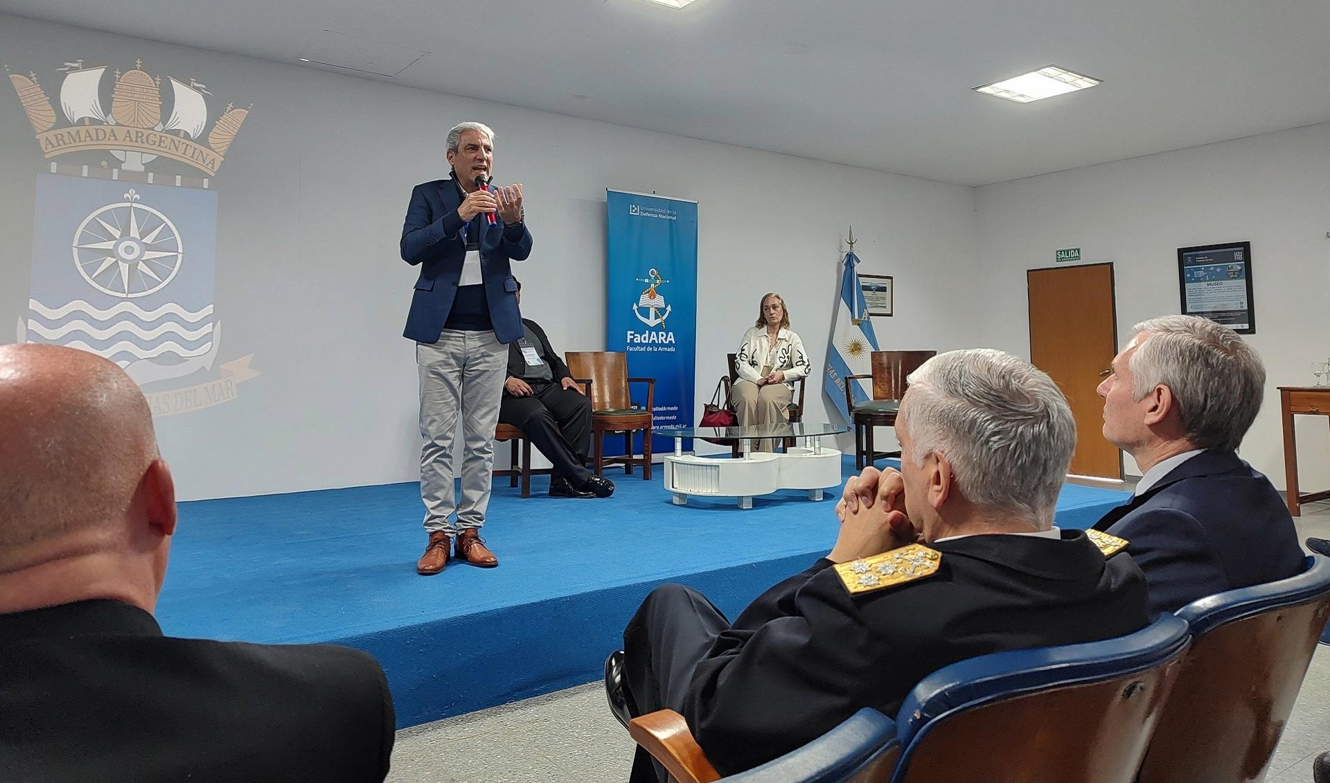 La actividad académica, organizada por la Dirección General de Educación de la Armada, se llevó a cabo en la Escuela de Ciencias del Mar. 
