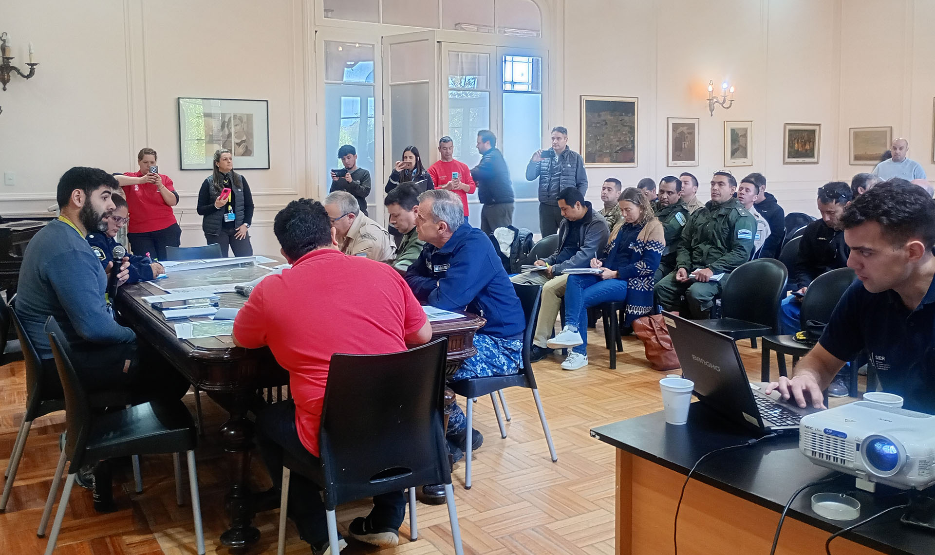 Organizaciones locales que intervienen en la respuesta externa ante emergencias se reunieron en la Municipalidad de Zárate. 