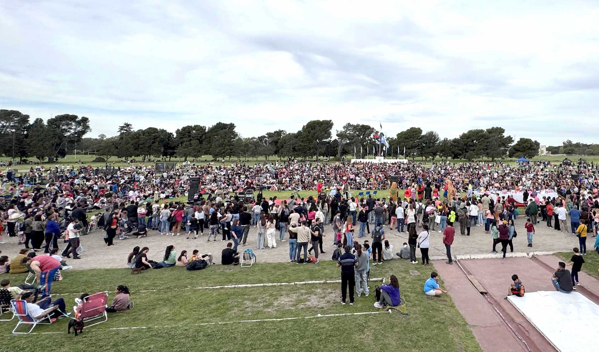 En el Estadio de Deportes se recibieron alrededor de 10 mil personas que disfrutaron de una jornada festiva, acompañada por excelentes condiciones meteorológicas luego de dos postergaciones.
