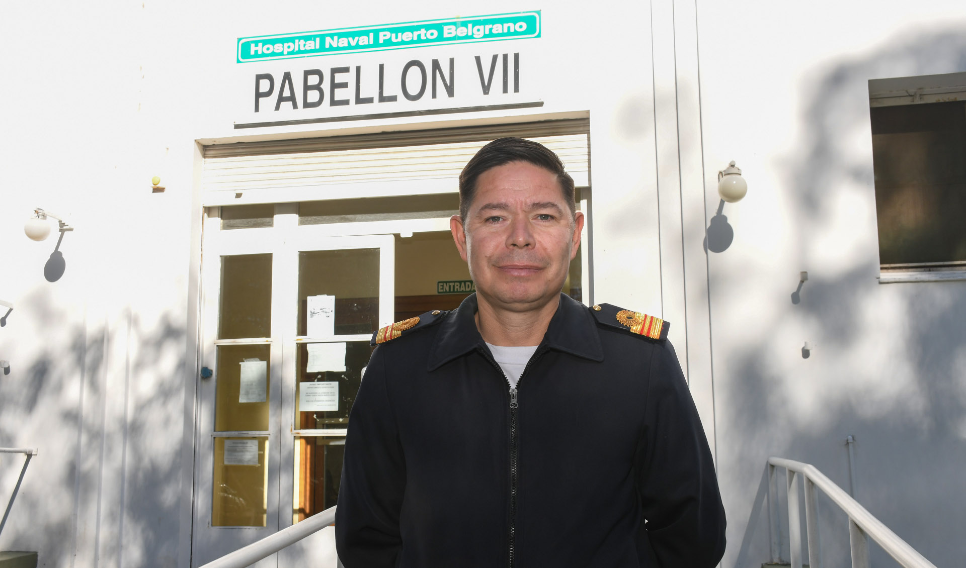 Oriundo de la Ciudad de Corrientes, el Capitán de Corbeta Jorge Alejandro Zaracho lleva 18 años en la Armada como Odontólogo, profesión que cada 3 de octubre celebra su día en Argentina. Su carrera resume el espíritu naval que lo motivó a ingresar en el 2007 y lo anima a continuar en el ámbito militar ejerciendo su profesión.