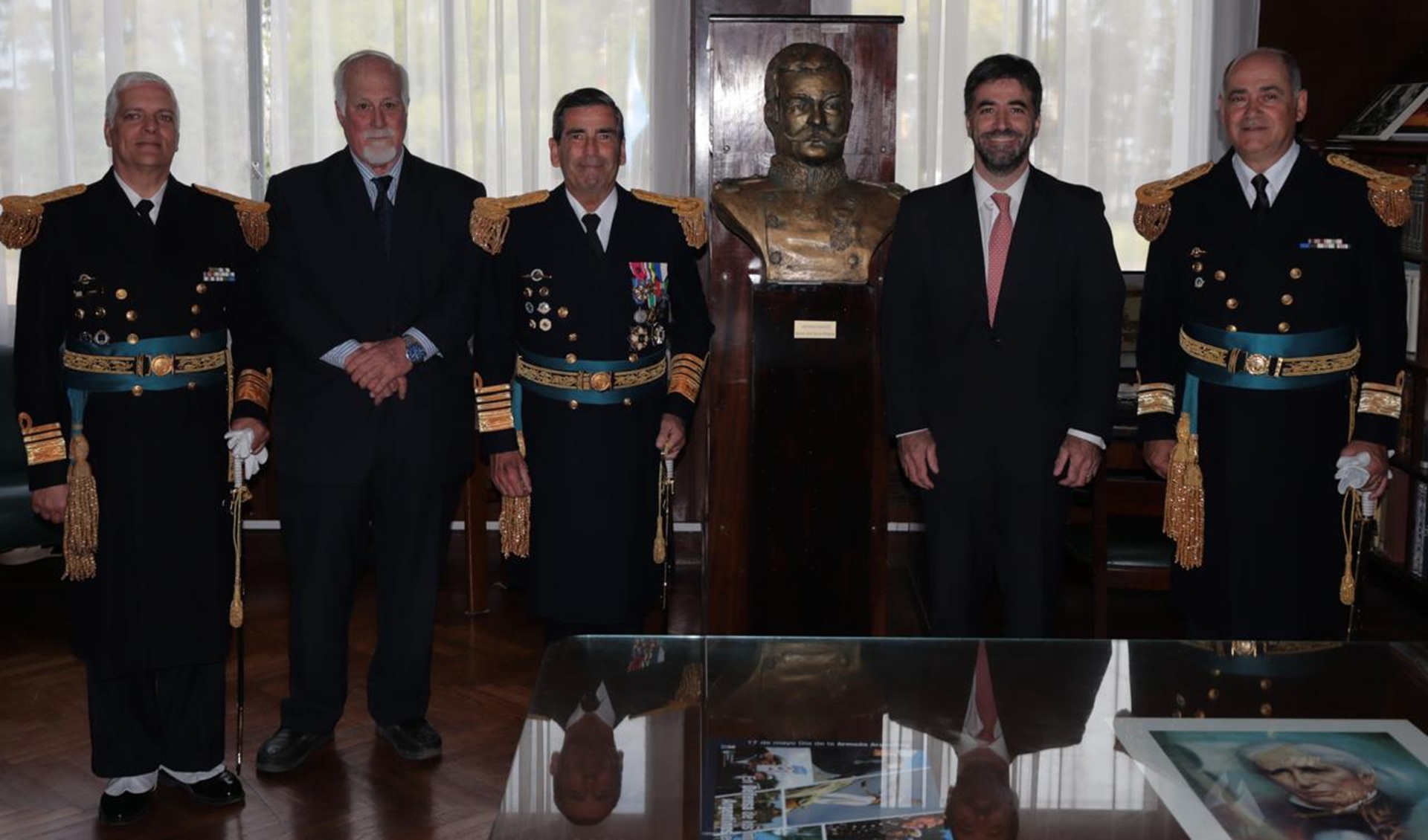La escultura representativa de quien fue director del establecimiento educativo, ahora le rinde homenaje en la biblioteca que lleva su nombre.   