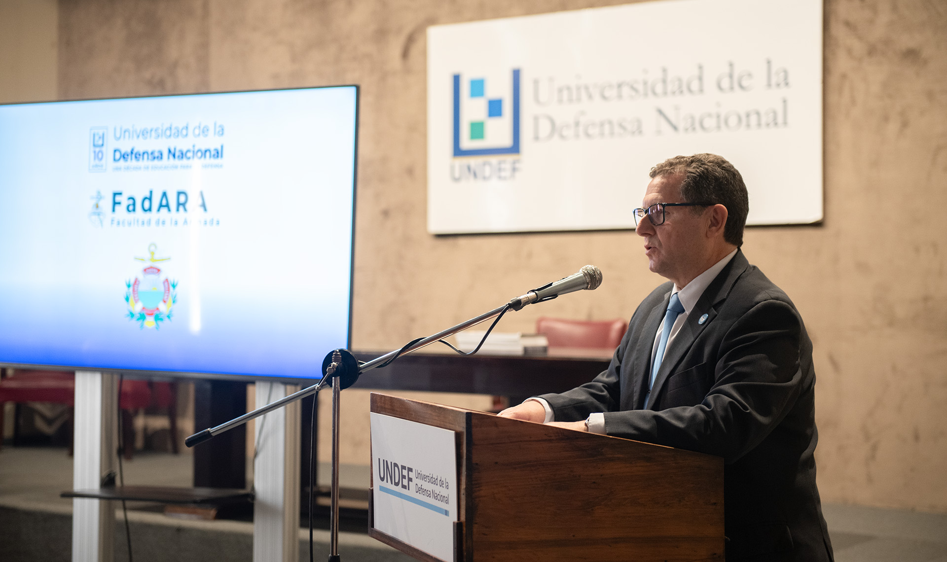 La exposición se desprendió de una investigación académica sobre la formación brindada por la Escuela Naval Militar a los cadetes que en 1982 asumieron la conducción de grupos humanos en contextos extremos y de incertidumbre.