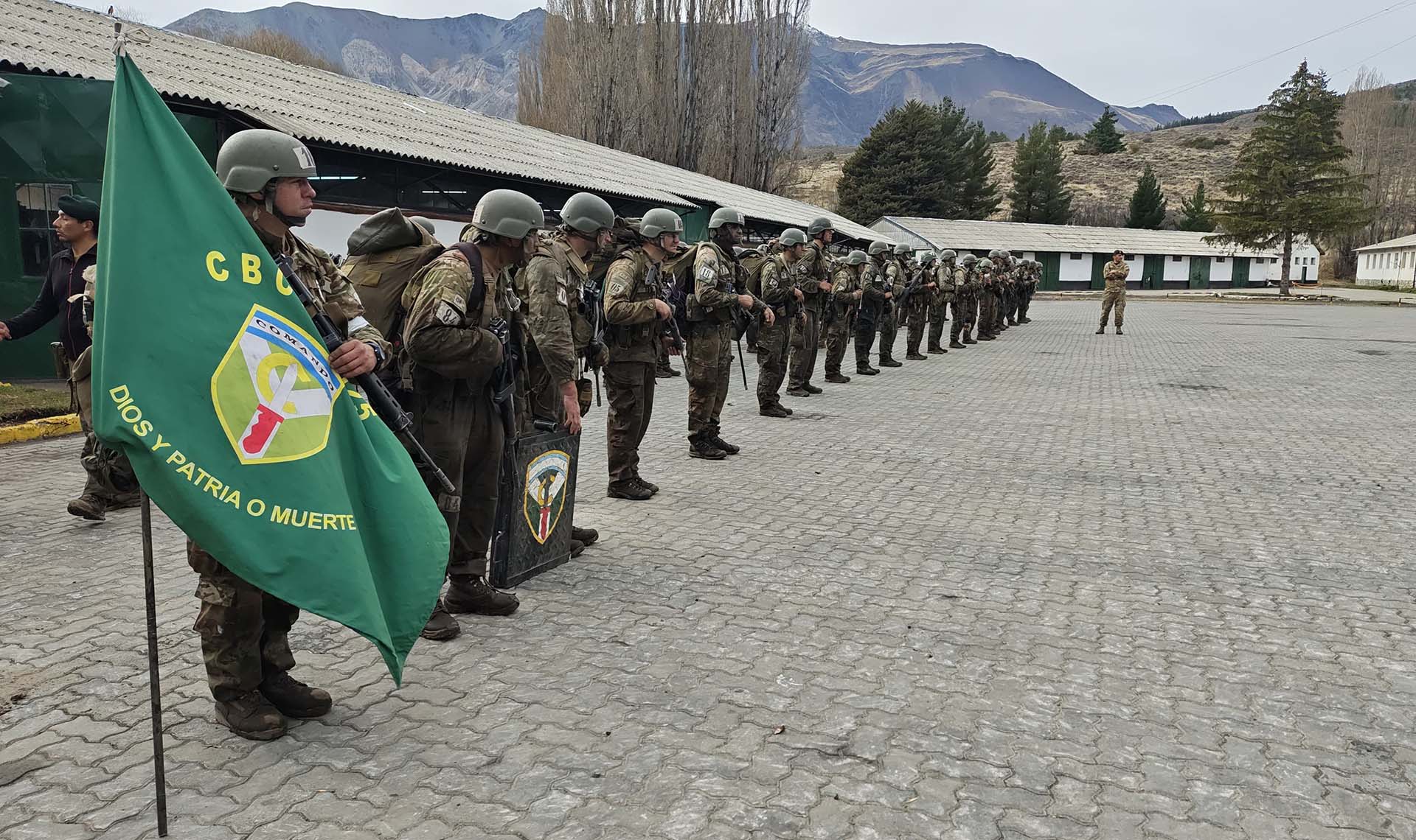 Durante la ceremonia en la provincia de Córdoba, los graduados recibieron el distintivo que los identifica como integrantes de las Fuerzas Especiales.