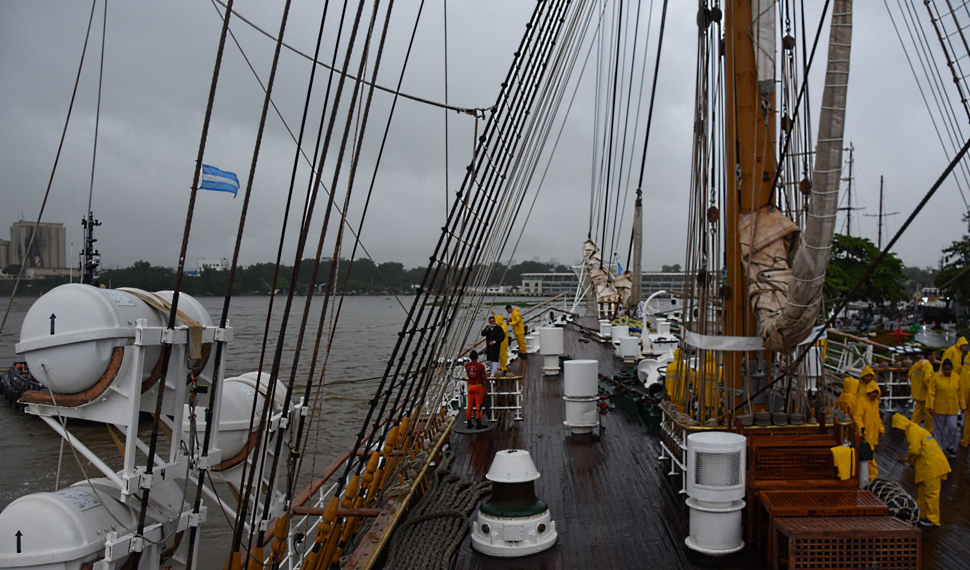 Luego de 3 días amarrada en el Apostadero Naval de Sans Souci soltó amarras, dejando atrás las aguas del río Ozama, en la Bahía de Santo Domingo. 