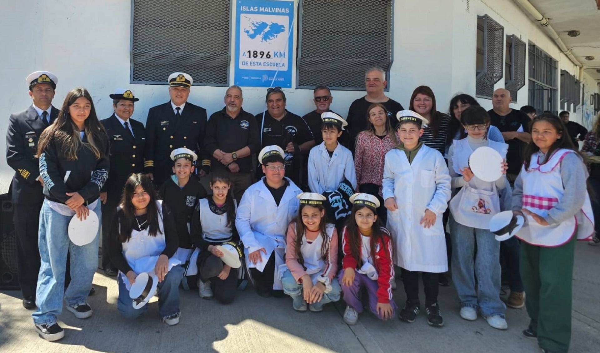 Integrantes de la Jefatura de Proyectos de la Armada acompañaron a la escuela que apadrinan durante el acto de descubrimiento del letrero.  