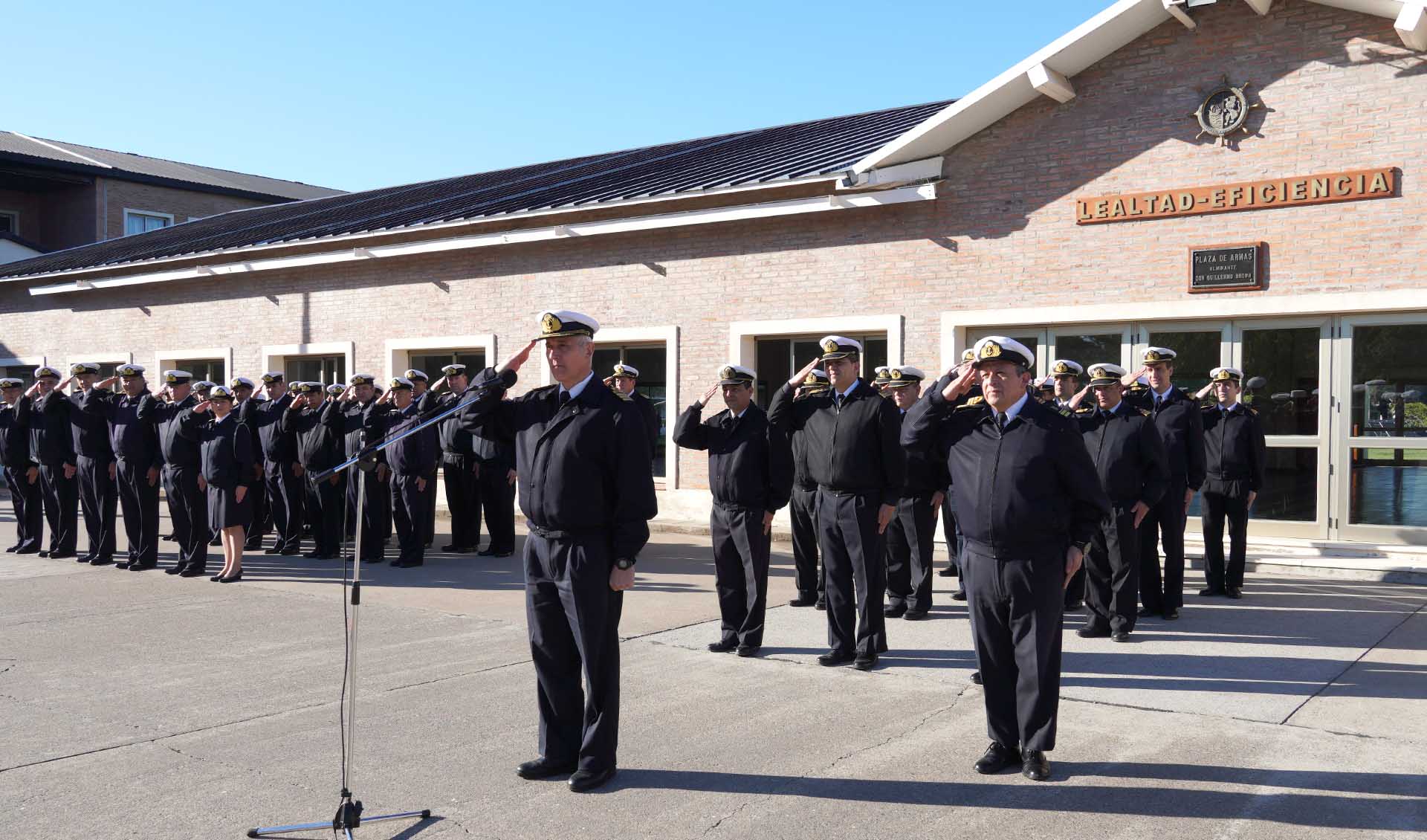 La ceremonia se llevó a cabo en la Plaza de Armas del establecimiento educativo naval.