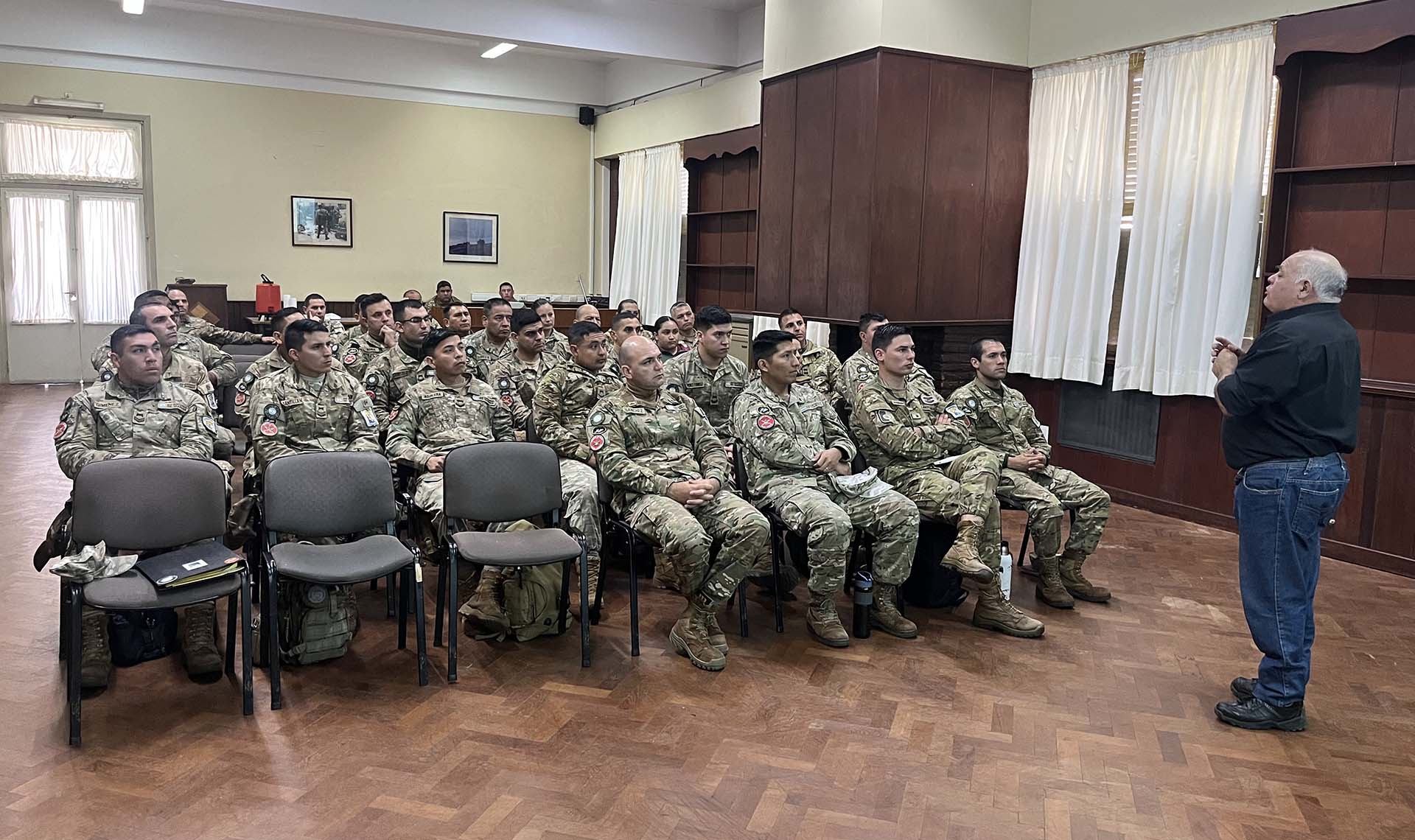 Durante dos jornadas, el Suboficial Mayor VGM (RE) Roberto Rolando Valdez narró su experiencia durante el conflicto bélico de 1982.
