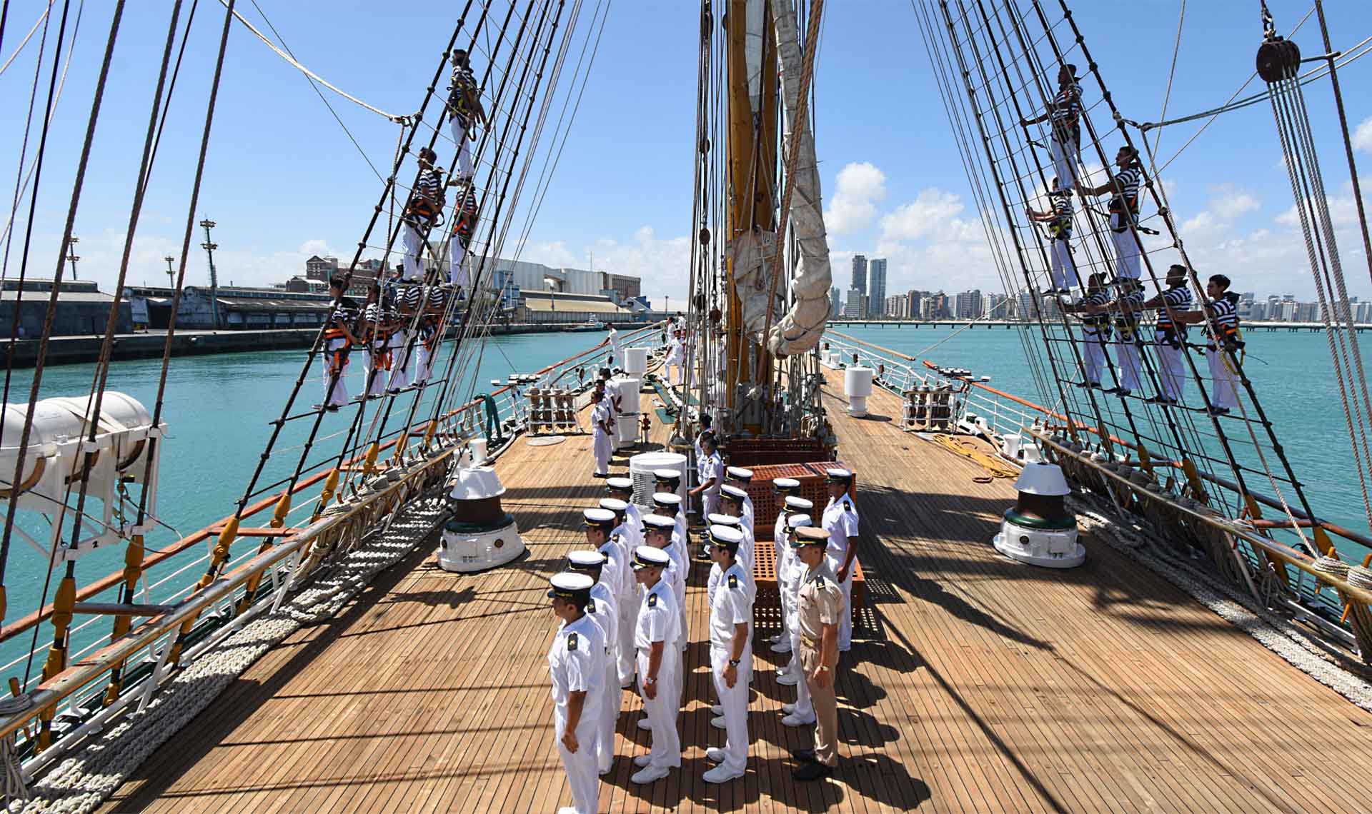 Lo hizo luego de permanecer un día fondeada frente a la costa Norte de Brasil, en el Estado de Ceará, proveniente de Santo Domingo.