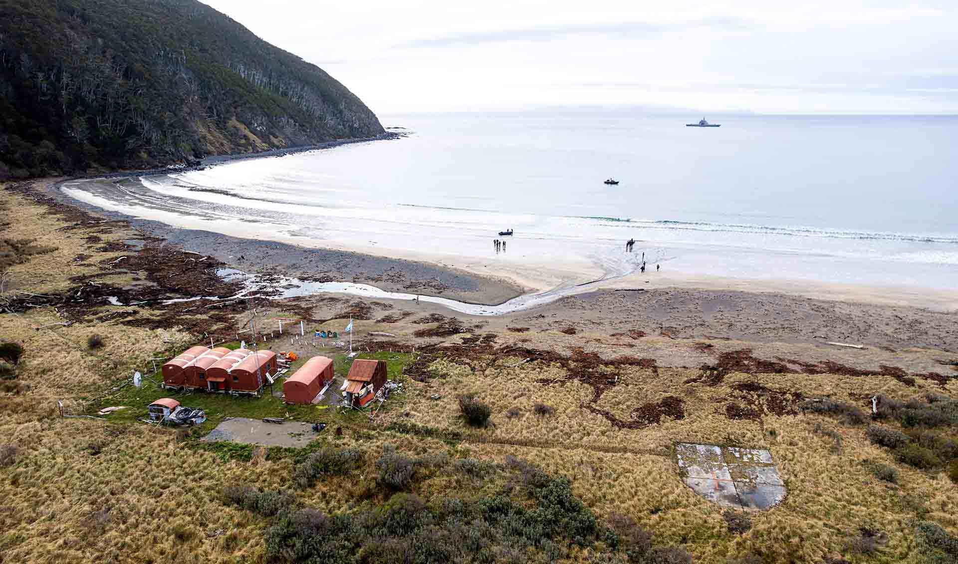 El patrullero oceánico ARA “Piedrabuena” transportó personal y materiales para la puesta en valor de la instalación.