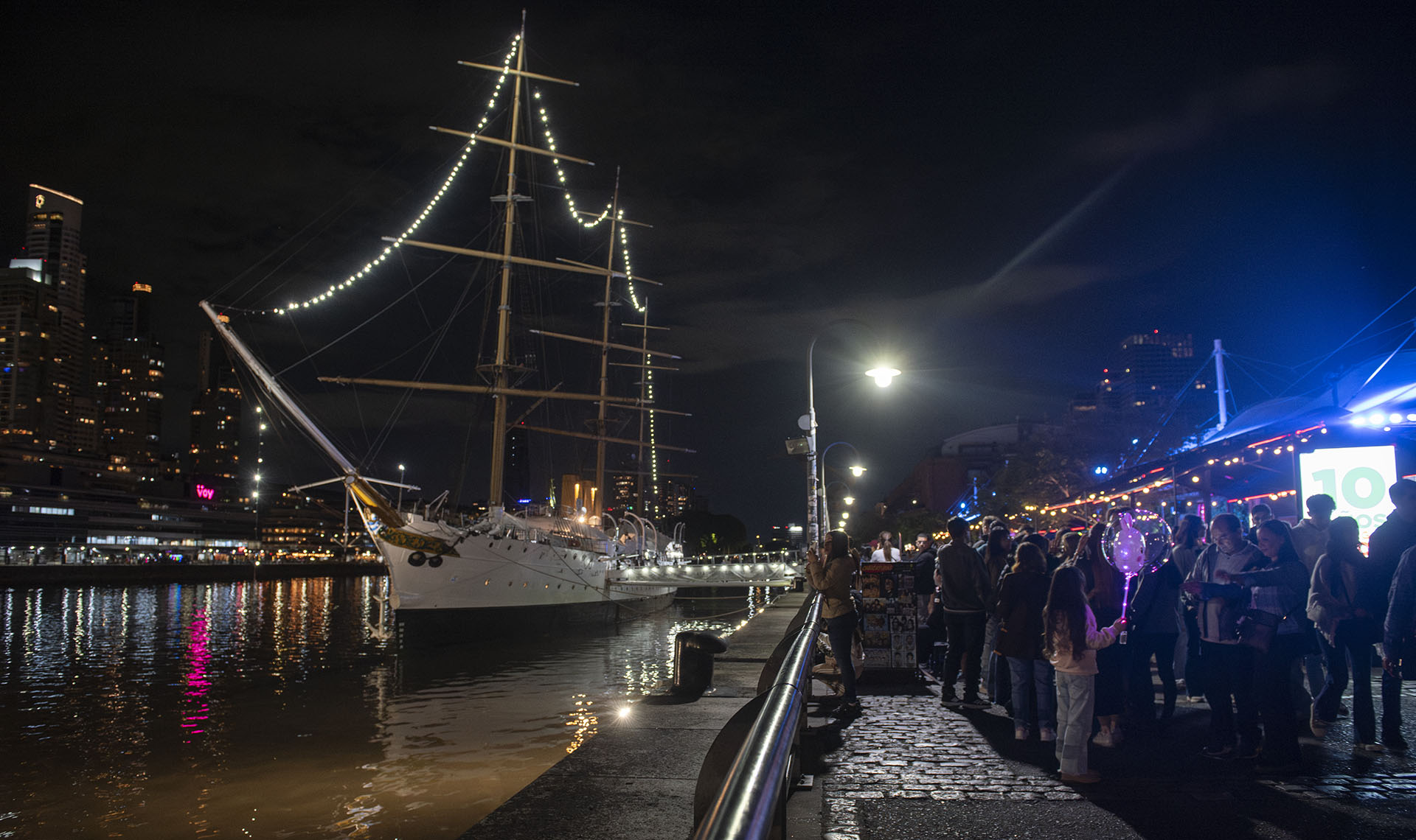 Vecinos y turistas tuvieron la oportunidad de recorrer los distintos espacios de la Armada que se sumaron a esta propuesta cultural.