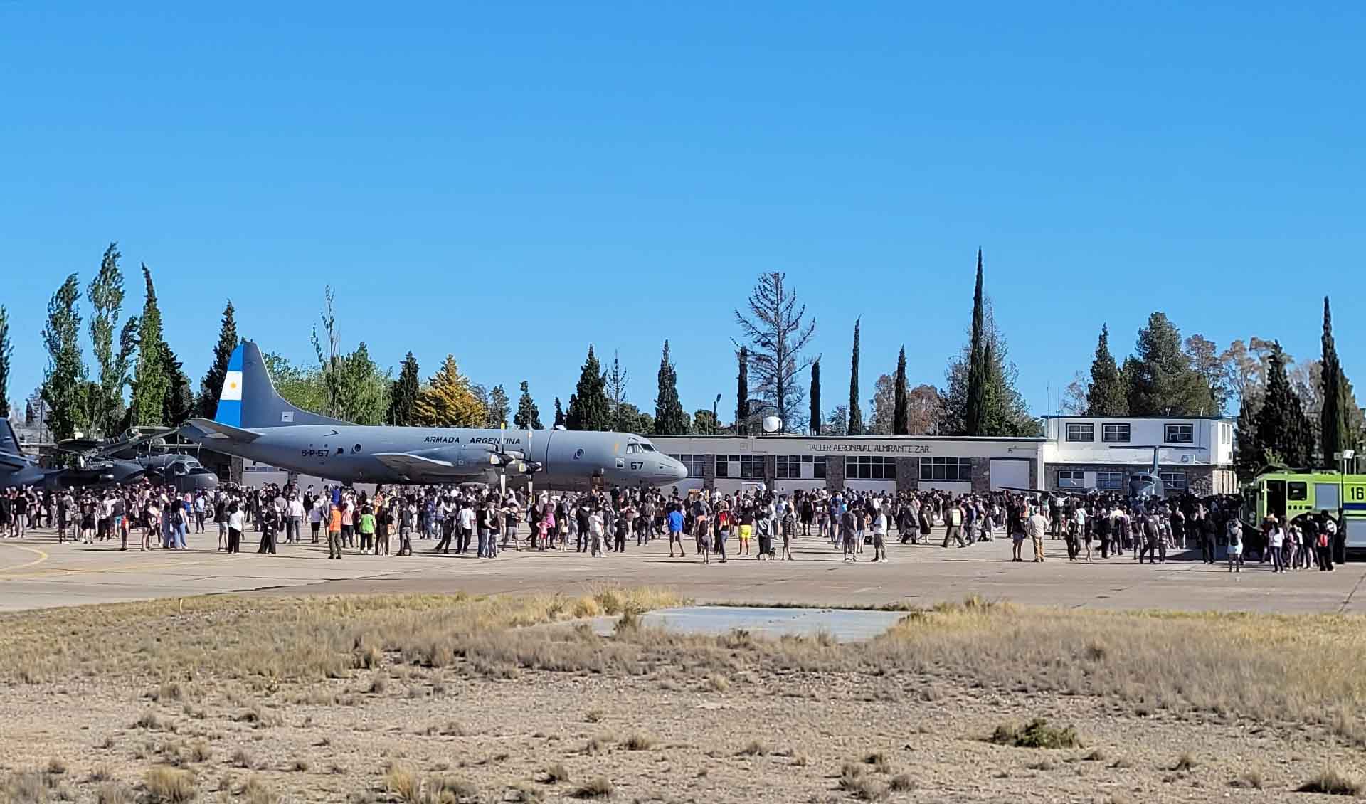El público asistió masivamente y disfrutó de las aeronaves y el trabajo de la Armada Argentina.