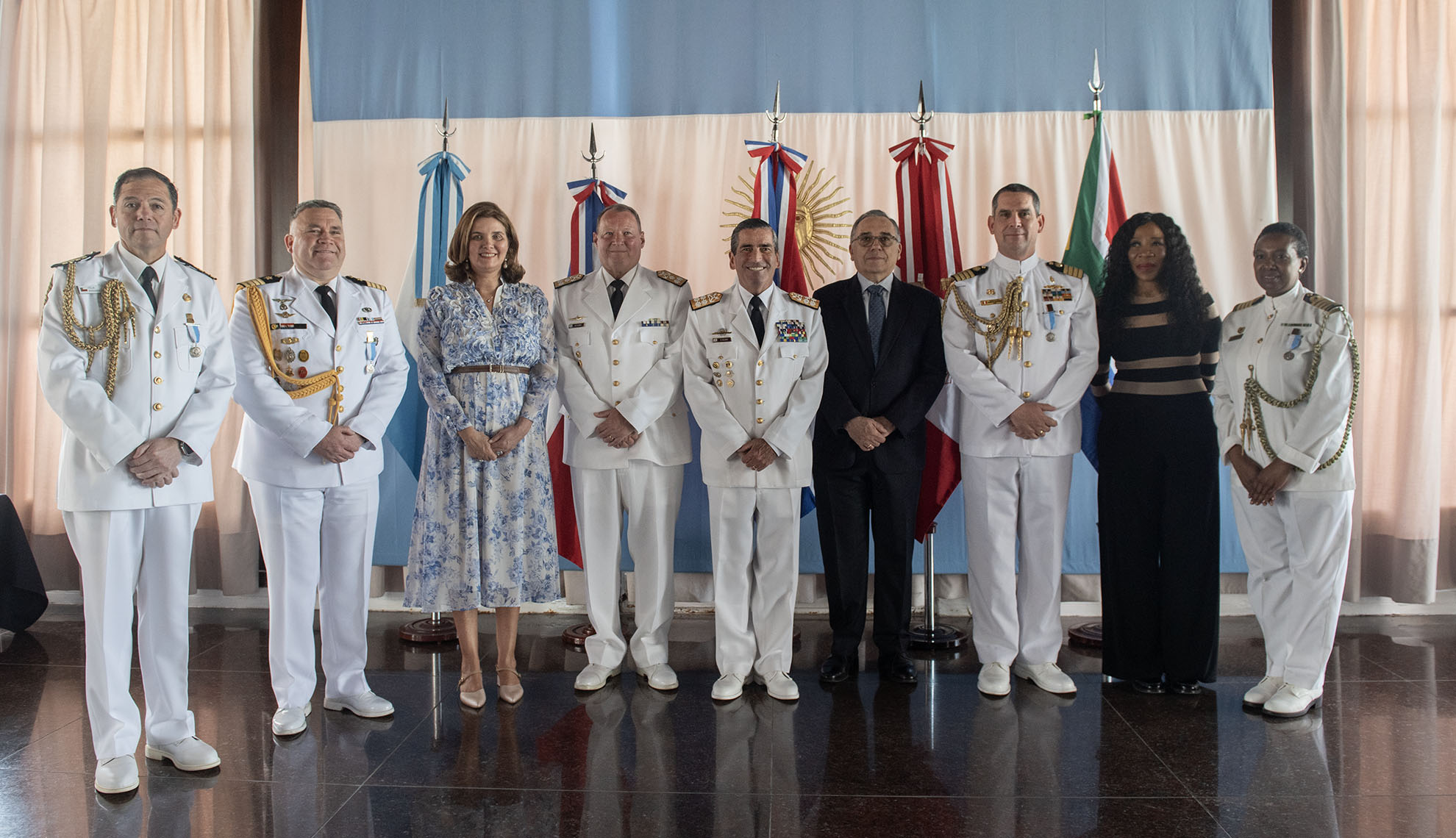 Marinos de Chile, Paraguay, Perú y Sudáfrica fueron condecorados con la “Medalla de la Armada Argentina al Mérito”.