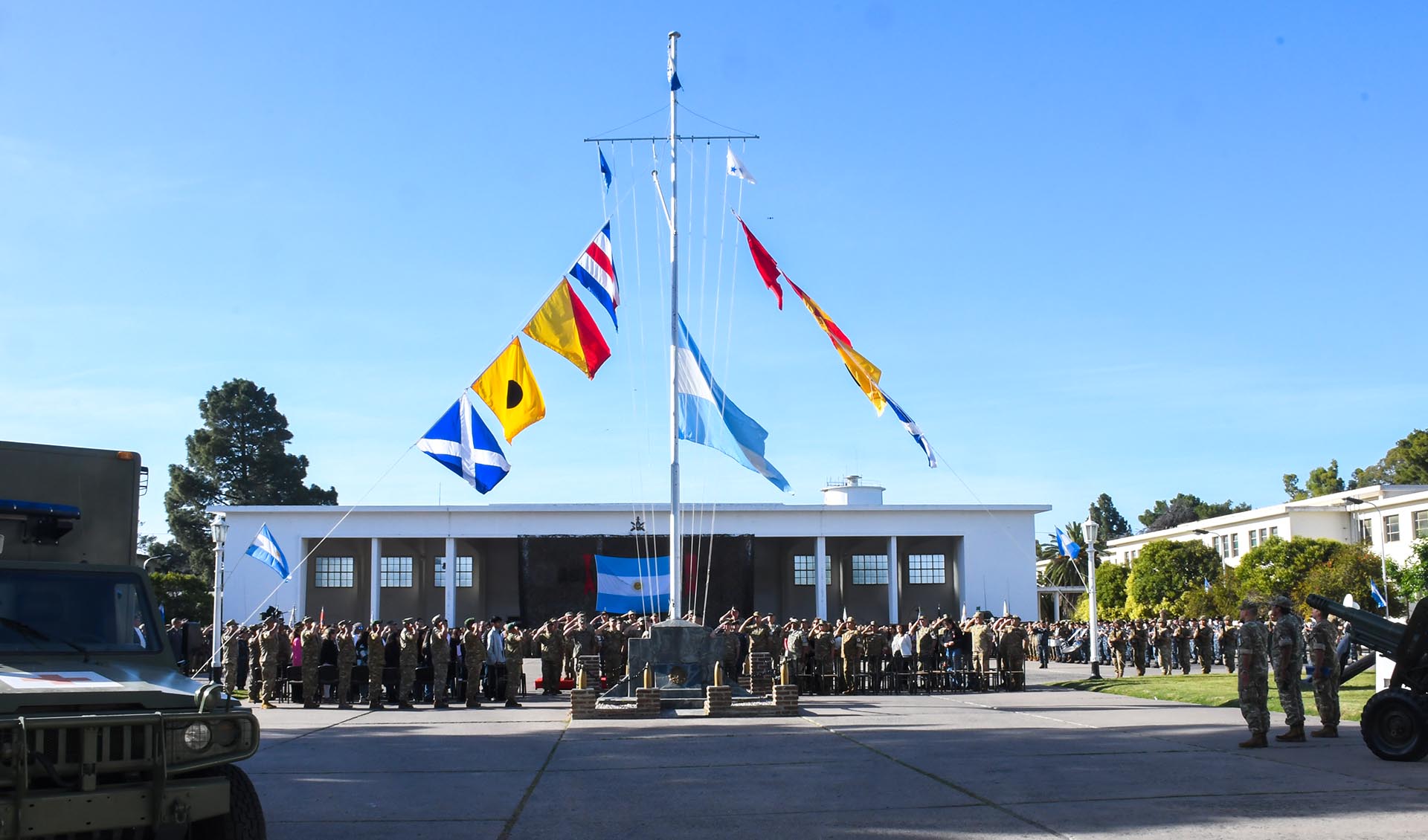 En la Plaza de Armas de la Brigada Anfibia se realizó una formación a pabellón.