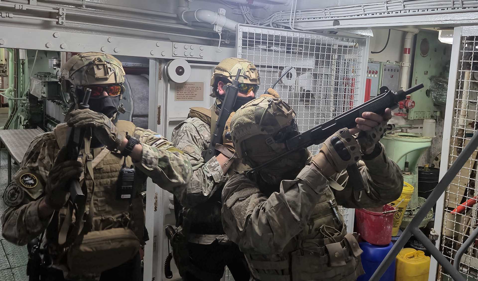 Las ejercitaciones fueron llevadas a cabo por personal de la Agrupación Buzos Tácticos y de los Navy SEALs. 