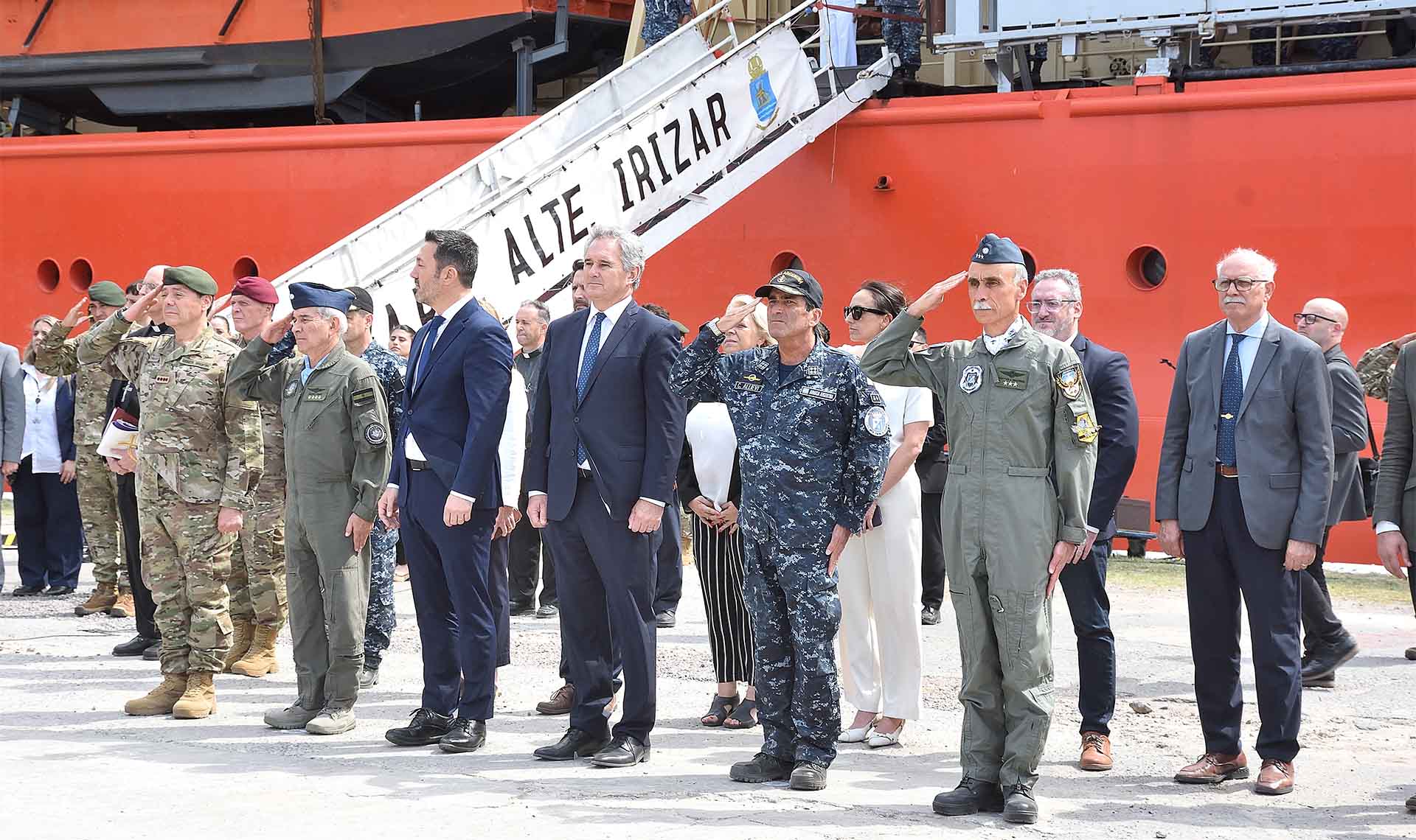 La ceremonia de zarpada marcó el comienzo de la campaña número 122 que emprende nuestro país.