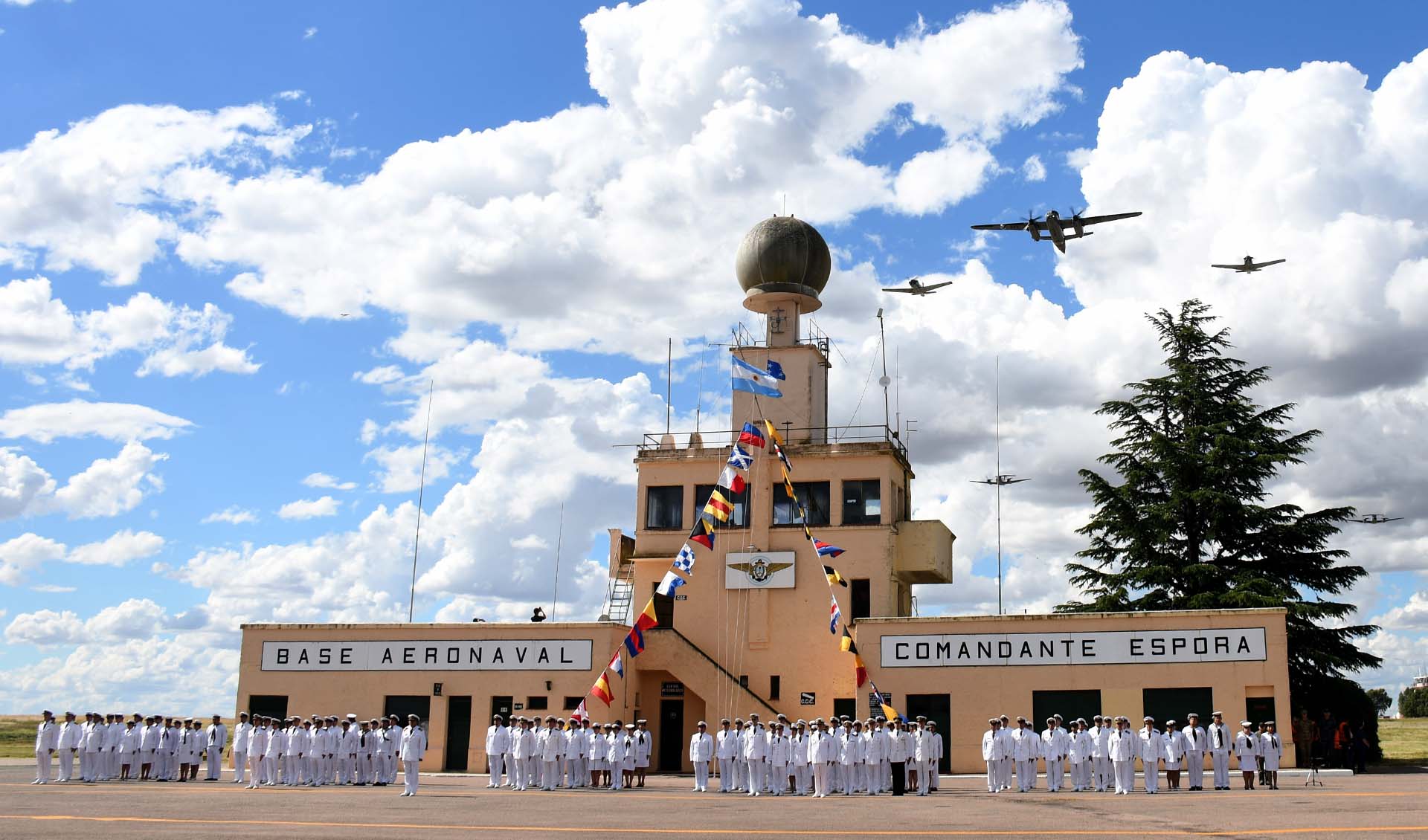 La aeronave 2-AS-23 hizo su vuelo operativo final, aterrizó en la pista y realizó su característico plegado de alas. Fue durante una ceremonia en la Base Aeronaval Comandante Espora, ante la presencia de las máximas autoridades navales.
