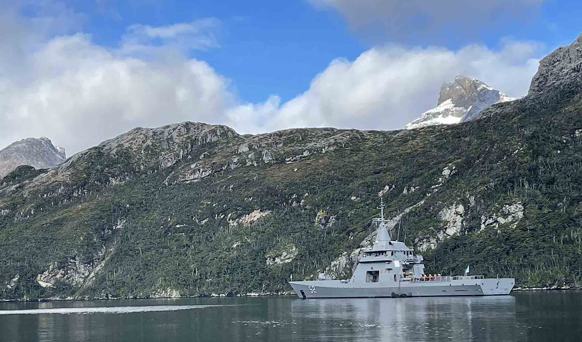El patrullero ARA “Piedrabuena” y vehículos anfibios brindaron apoyo para el traslado de material destinado al avance de las obras.