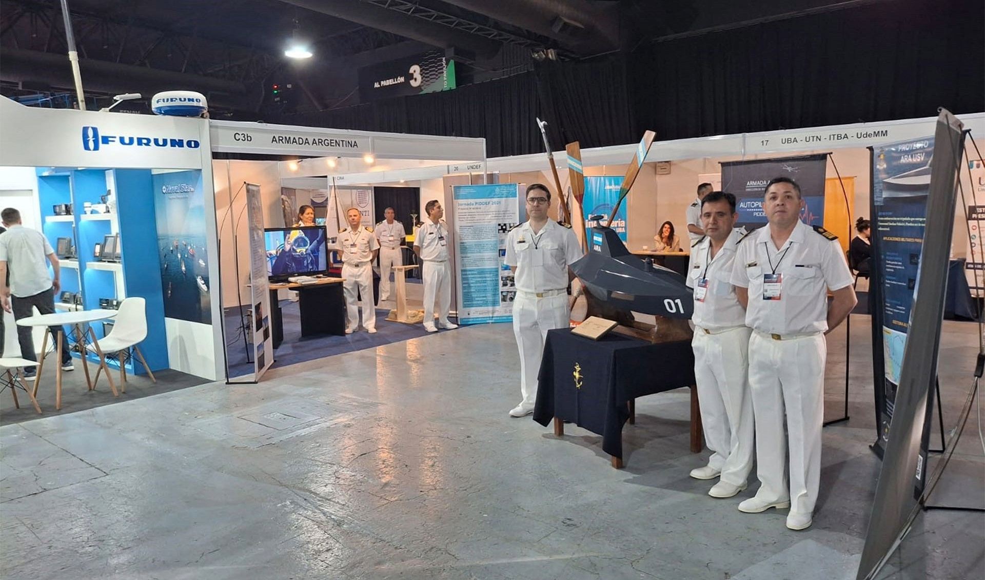 El personal naval realizó exposiciones y presentó un prototipo de lancha no tripulada.