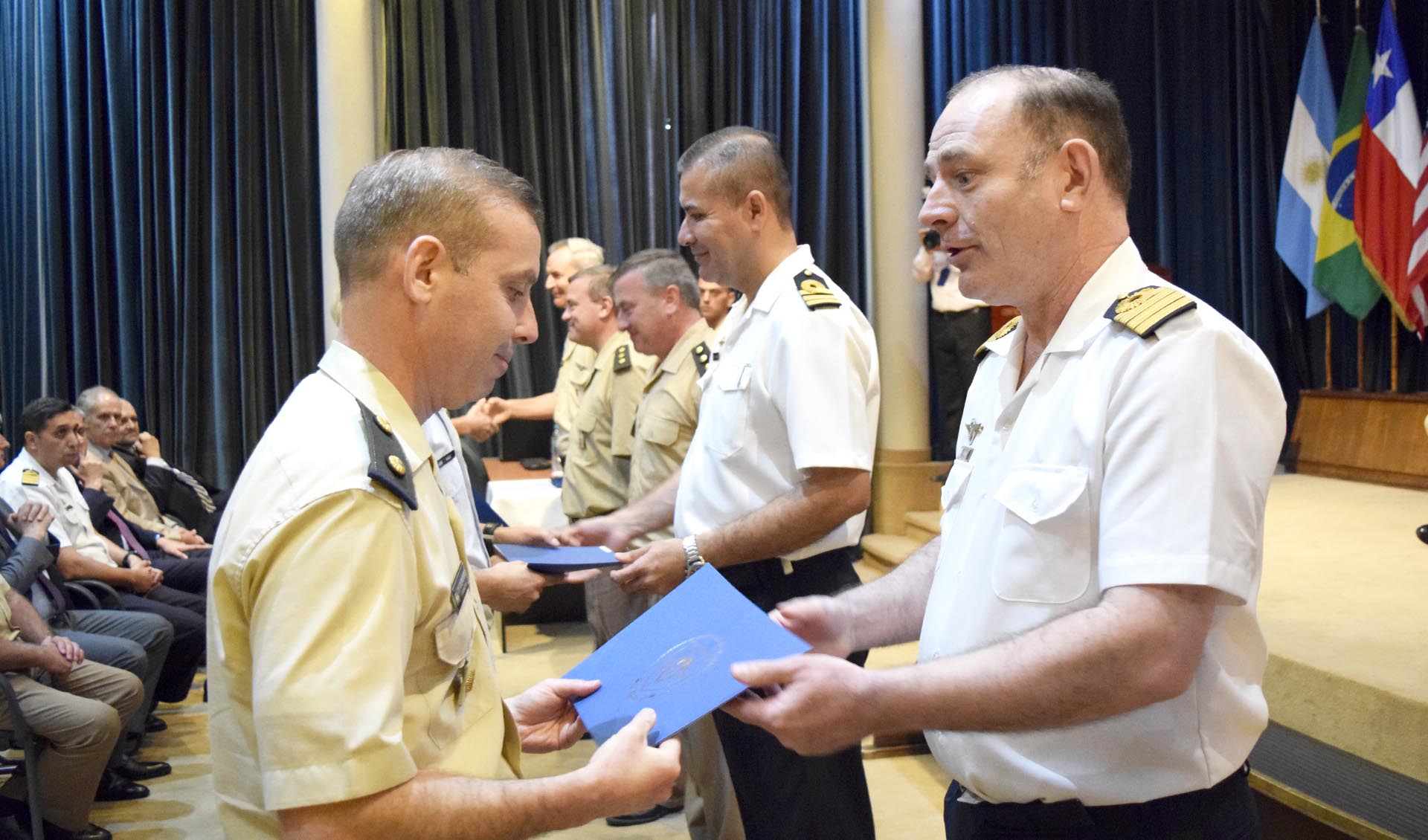 Se entregaron diplomas y premios a los oficiales de los cursos de Dirección en Estrategia Militar y de Estado Mayor Conjunto.
