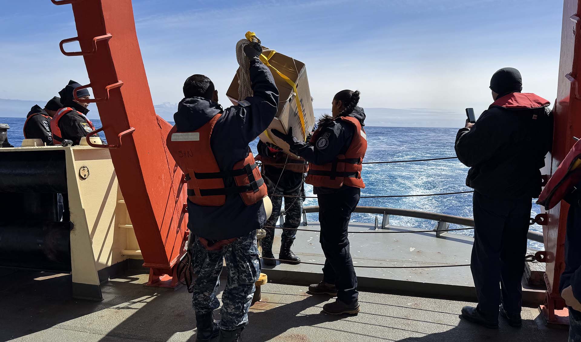 Durante su navegación por el Pasaje de Drake se lanzó una boya perfiladora con el objeto de recolectar información del continente antártico. 