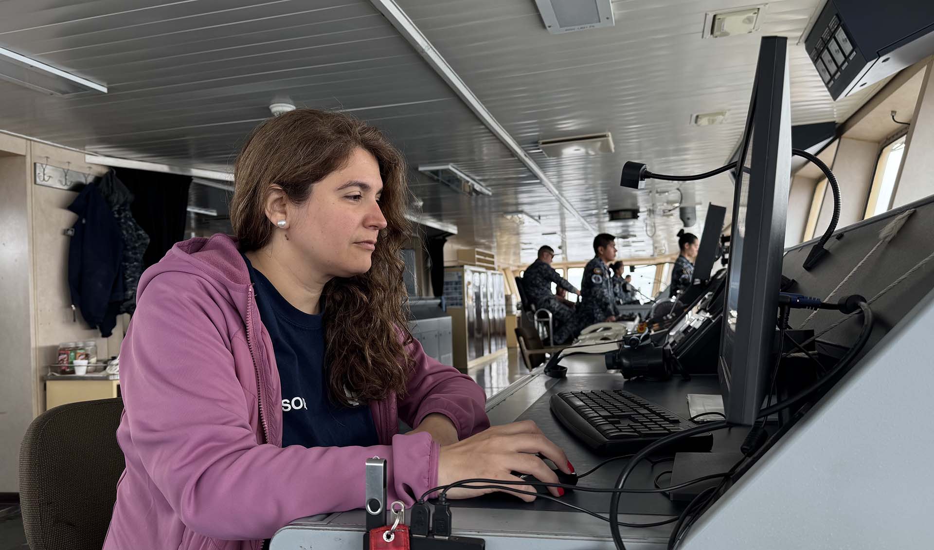 Durante la Campaña Antártica de Verano, la Lic. Soledad Tiranti - experta en hielos- cumple ese rol de suma importancia para la planificación de las operaciones en el continente blanco. 