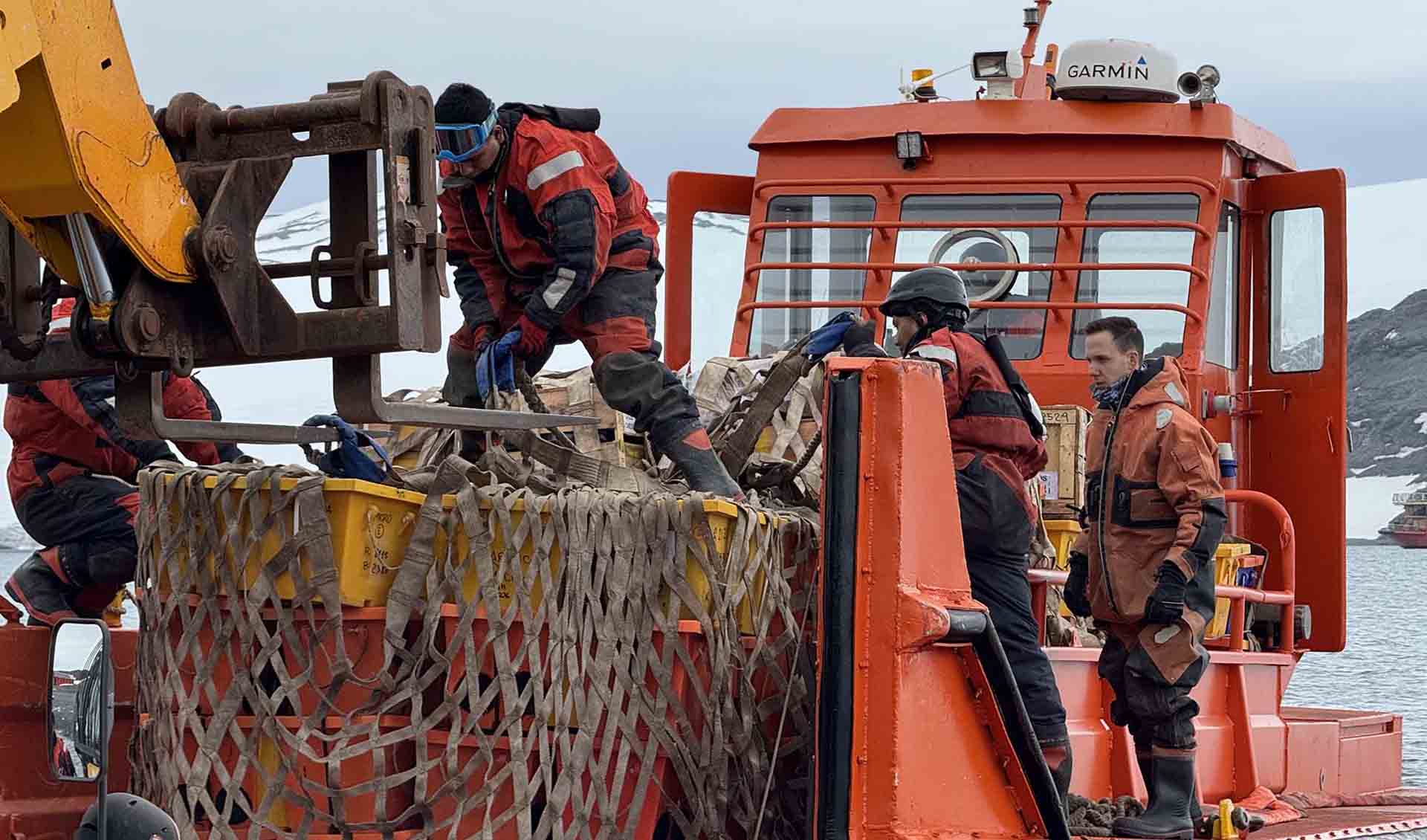 Comenzó con las tareas logísticas y abastecimiento a las bases antárticas conjuntas.