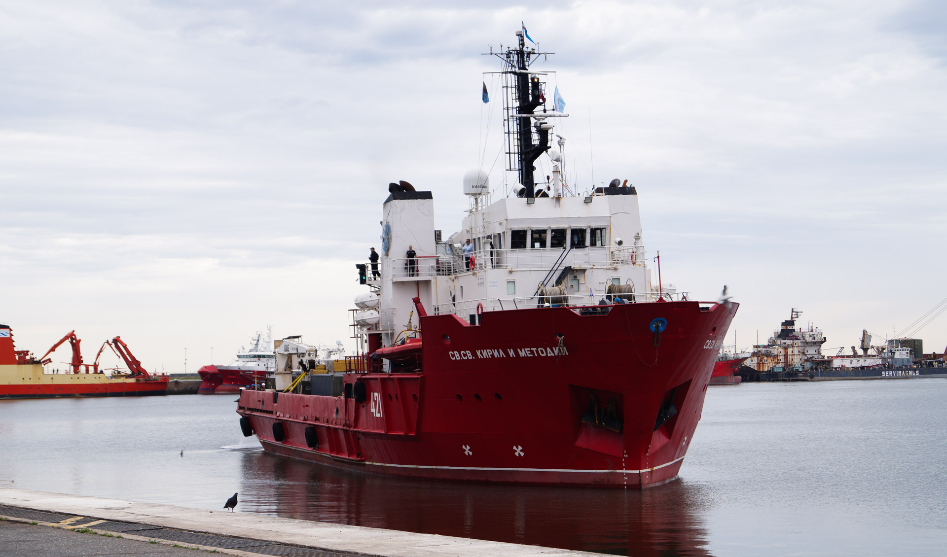 Se trata de los buques de investigación BIO “Hespérides” de España y “Santos Hermanos Cirilo y Metodio” de Bulgaria.