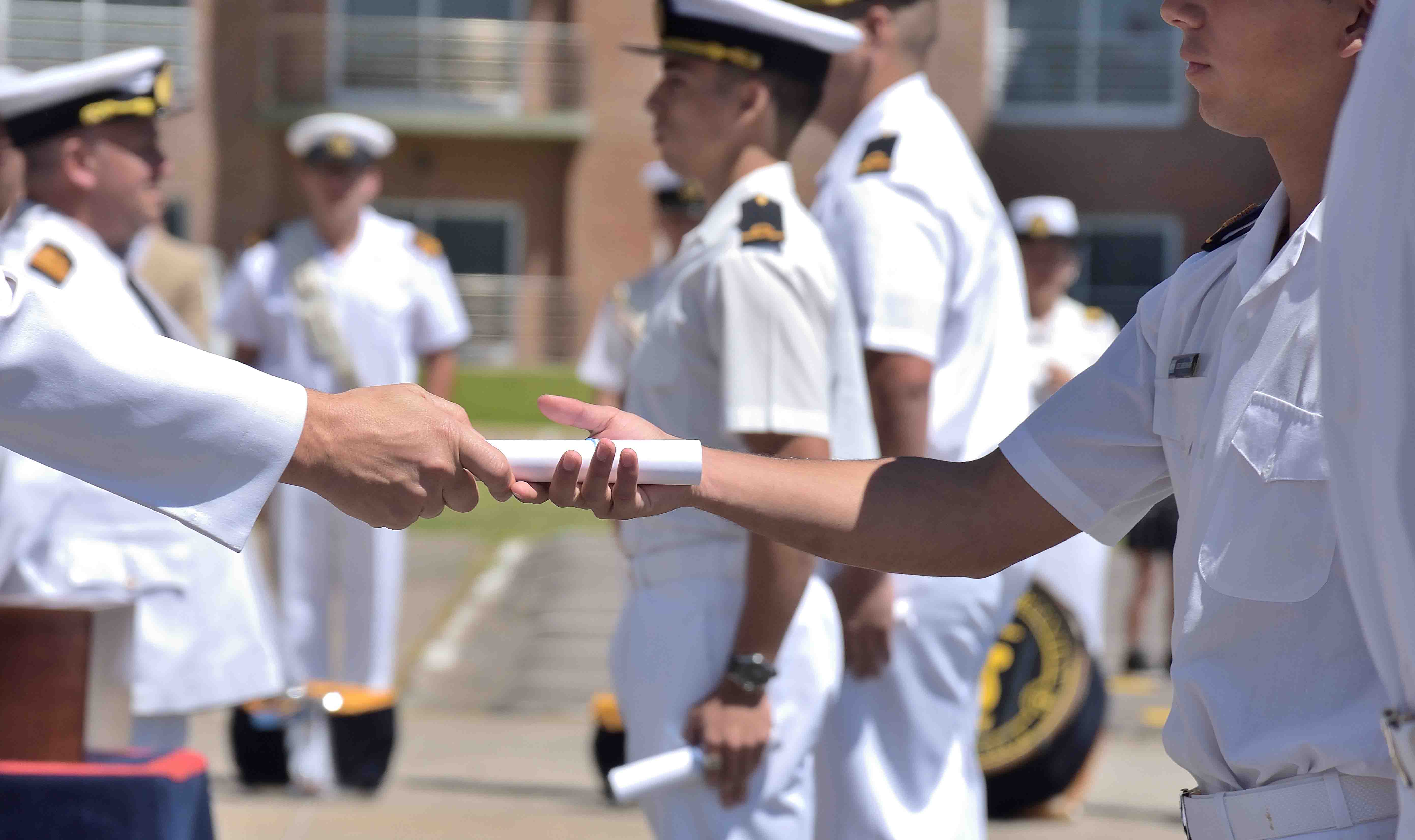 Los flamantes Guardiamarinas de la Reserva Naval Principal de la Armada Argentina pertenecen a la primera cohorte en la historia del Liceo Naval en formarse profesionalmente como pilotos de drones.
