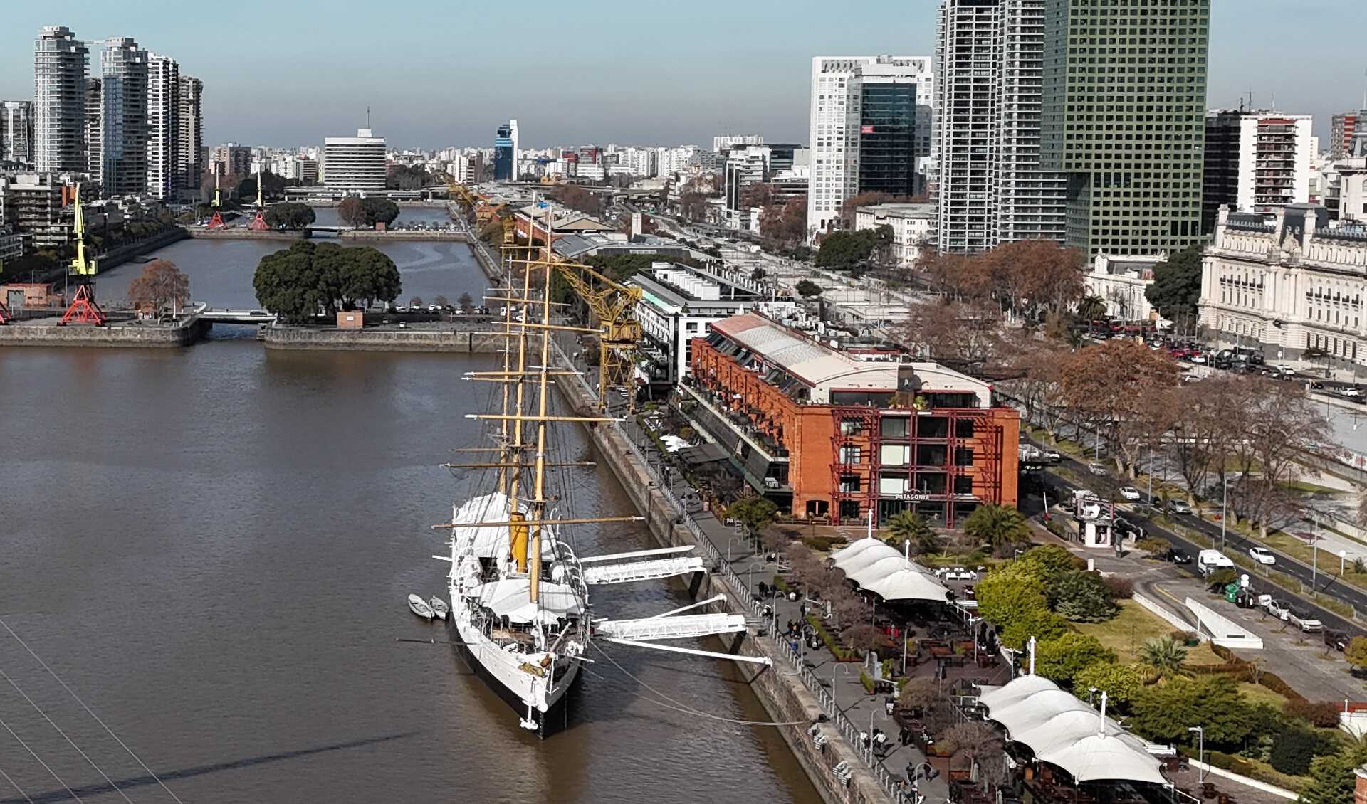 Desde Puerto Madero, la fragata “Sarmiento” y la corbeta “Uruguay” permanecerán abiertas al público, ofreciéndole a sus visitantes la posibilidad de sumergirse en la historia naval argentina. 