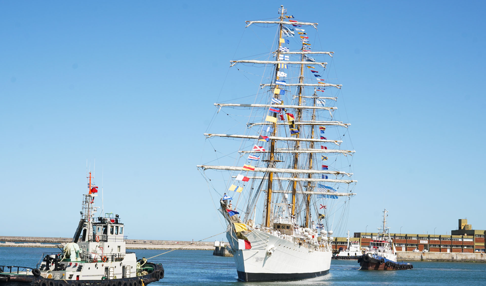 El buque de la Armada Argentina amarró esta tarde y mañana abrirá sus puertas para recibir a los visitantes durante las jornadas de puertas abiertas que se extenderán hasta el jueves 29.