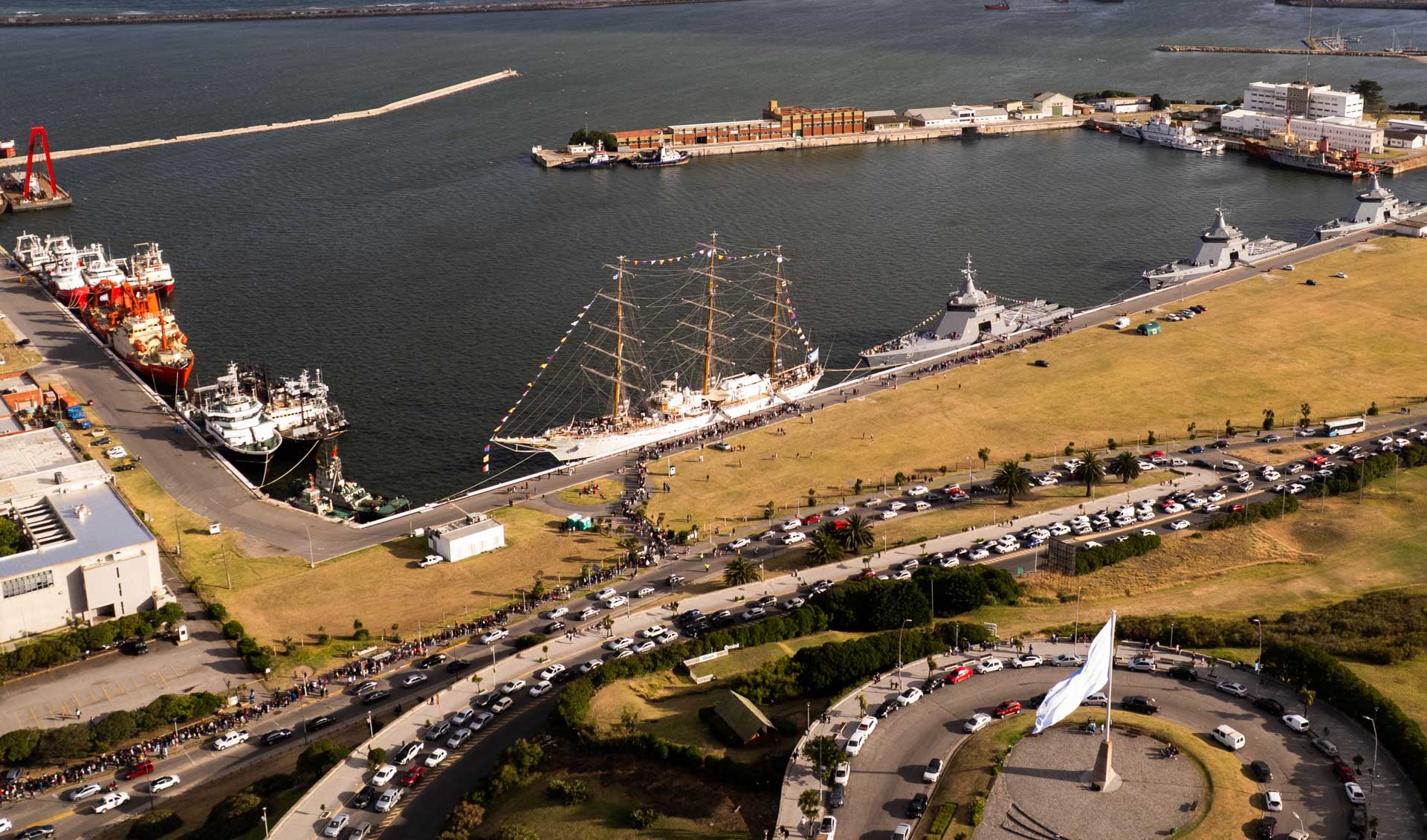 Vecinos, turistas y autoridades locales siguen participando de las actividades abiertas al público, que se desarrollan en la Base Naval Mar del Plata. 