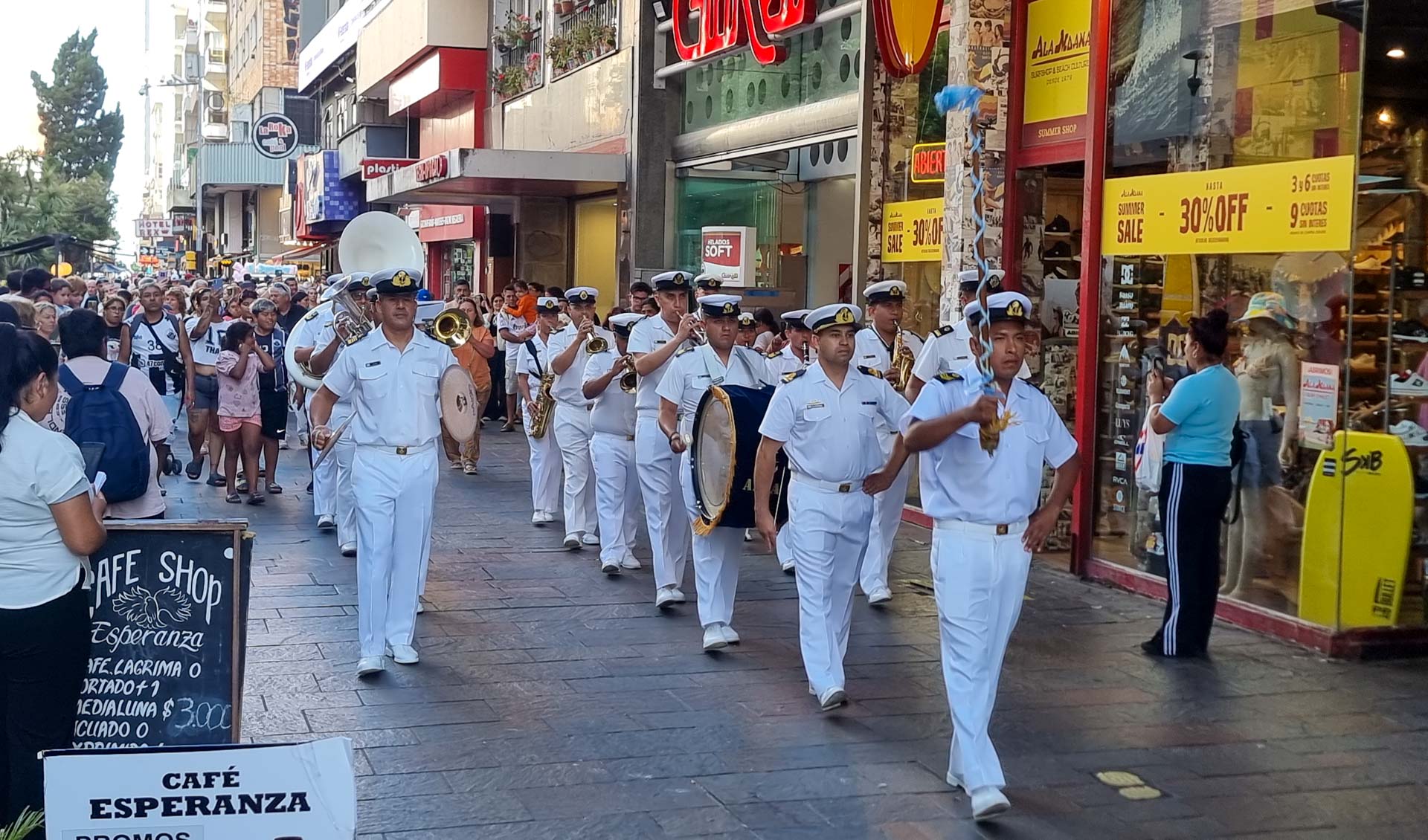 Con sus marchas militares y temas populares amenizaron la tarde marplatense. 