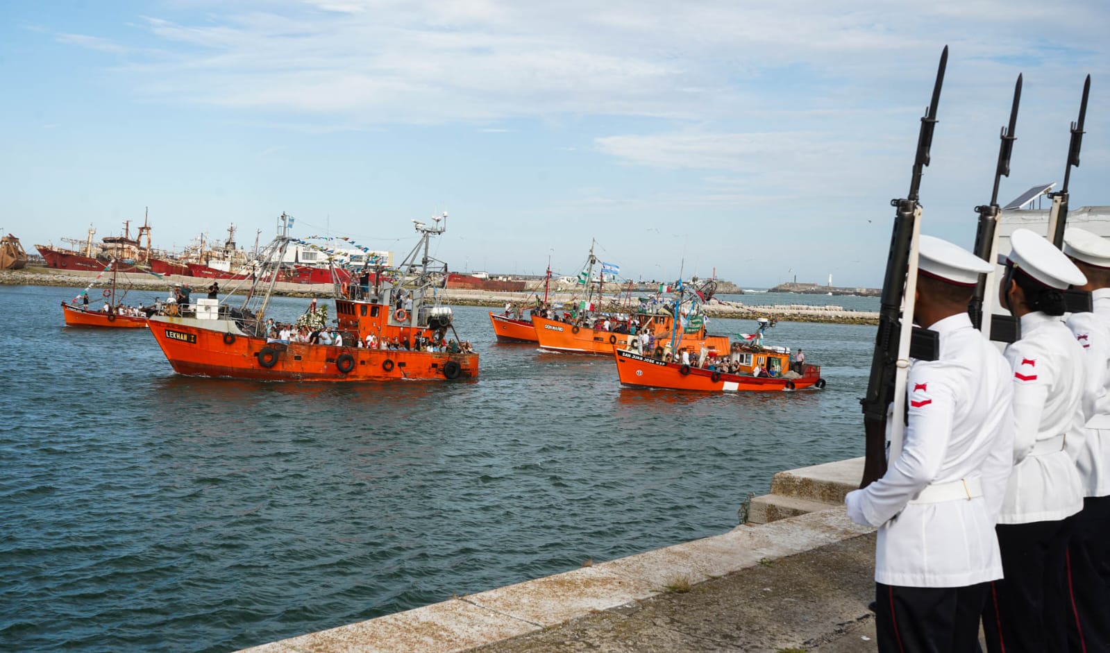 Los fieles rezaron frente al último apostadero del submarino y arrojaron una ofrenda floral.