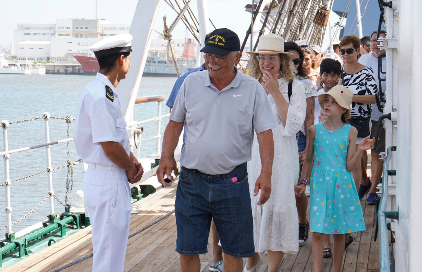 El Buque Escuela de la Armada Argentina fue testigo de numerosas anécdotas compartidas por quienes defendieron a la Patria en las frías latitudes australes.