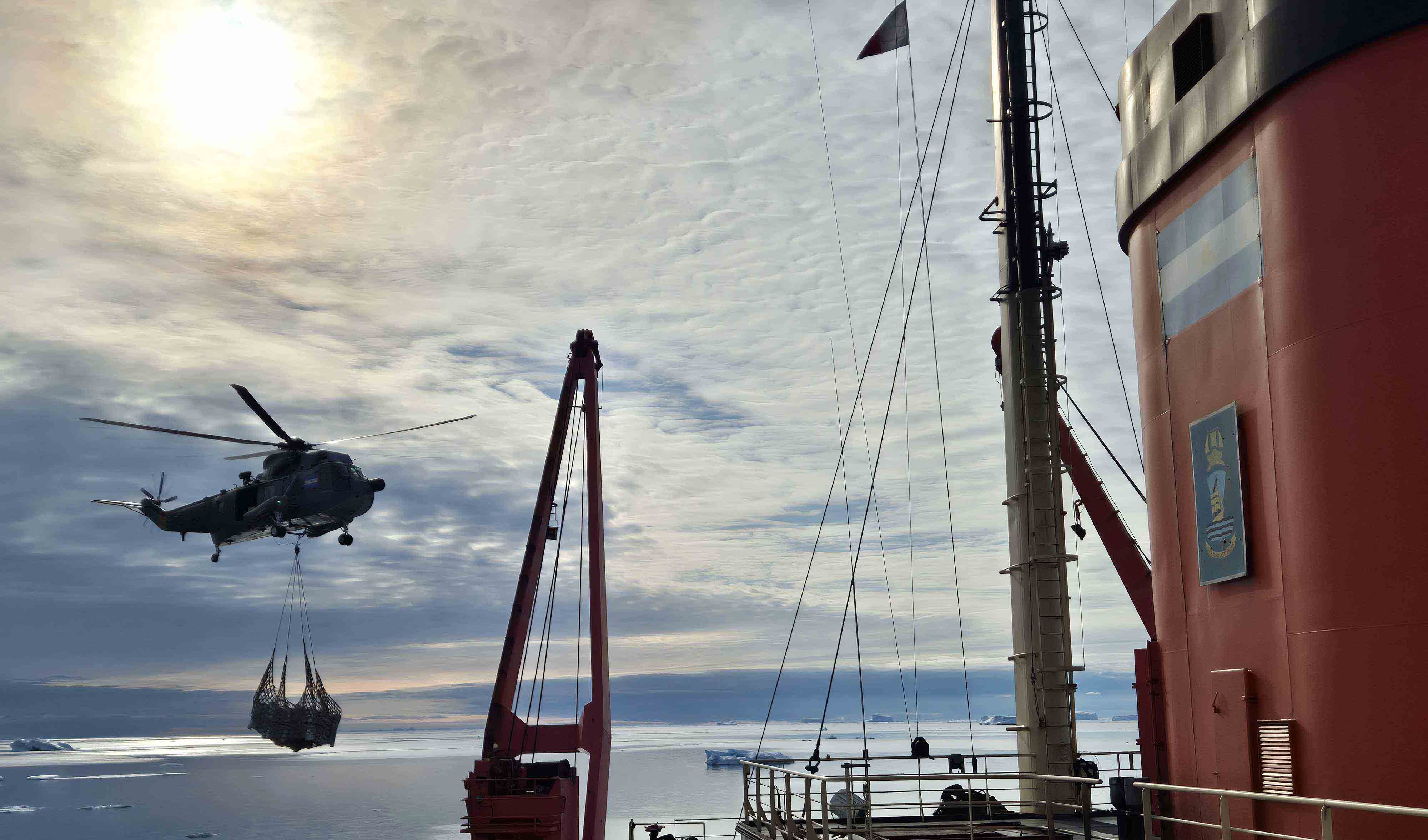 Después de 7 días operando en cercanías a la base más austral argentina, el buque se dirige nuevamente hacia la Base Antártica Conjunta Orcadas. 