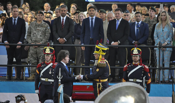 La Armada Argentina estuvo presente en el traspaso formal del sable corvo del General José de San Martín al Regimiento de Granaderos a Caballo. 