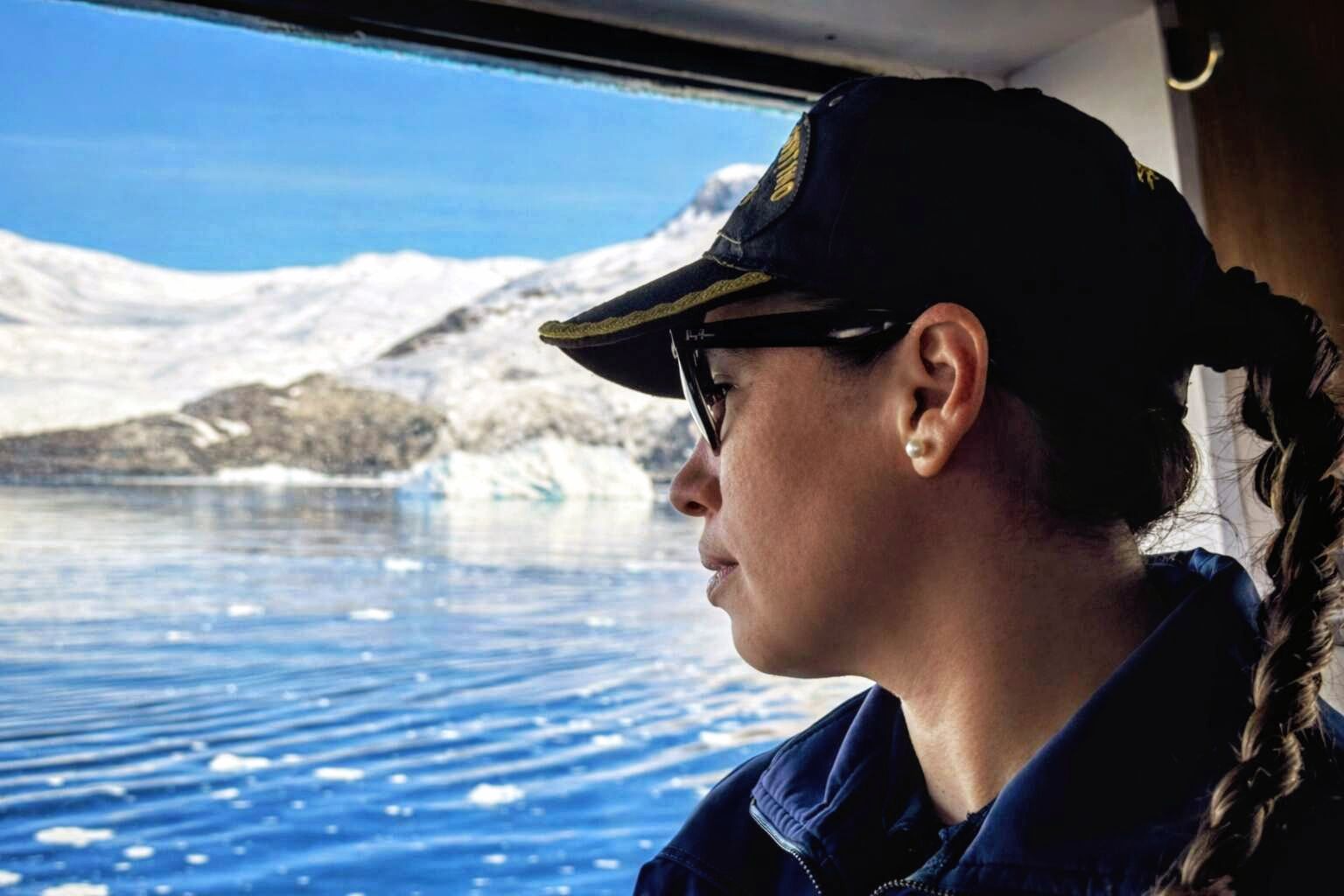 La Capitán de Corbeta Cintia Maizares comanda el aviso ARA “Puerto Argentino” y es la primera mujer en cumplir ese rol en un buque de la Armada Argentina en la Antártida. La unidad de la Flota de Mar zarpó de su apostadero a principios de noviembre y continúa operando en el continente blanco.