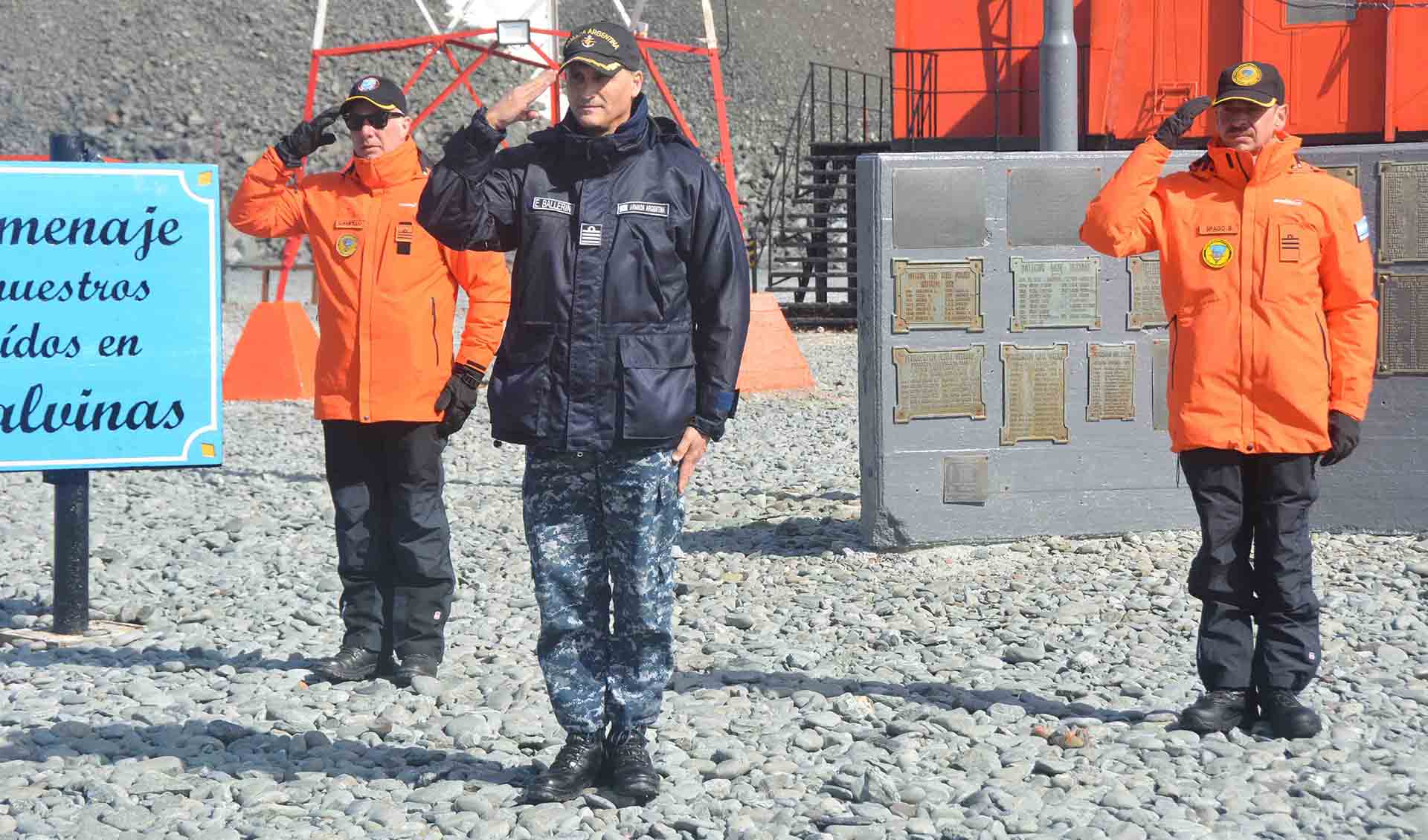 La ceremonia fue presidida por el Comandante del Componente Naval del Comando Conjunto Antártico, Capitán de Navío Enrique Marcelo Ballerini.