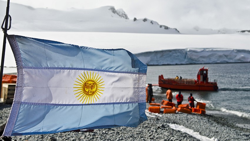 El 22 de febrero de 1904, Argentina inició su vida institucional antártica al hacerse cargo del observatorio meteorológico sobre la isla Laurie, en las islas Orcadas del Sur. Es la presencia humana estable más antigua en el continente blanco. 