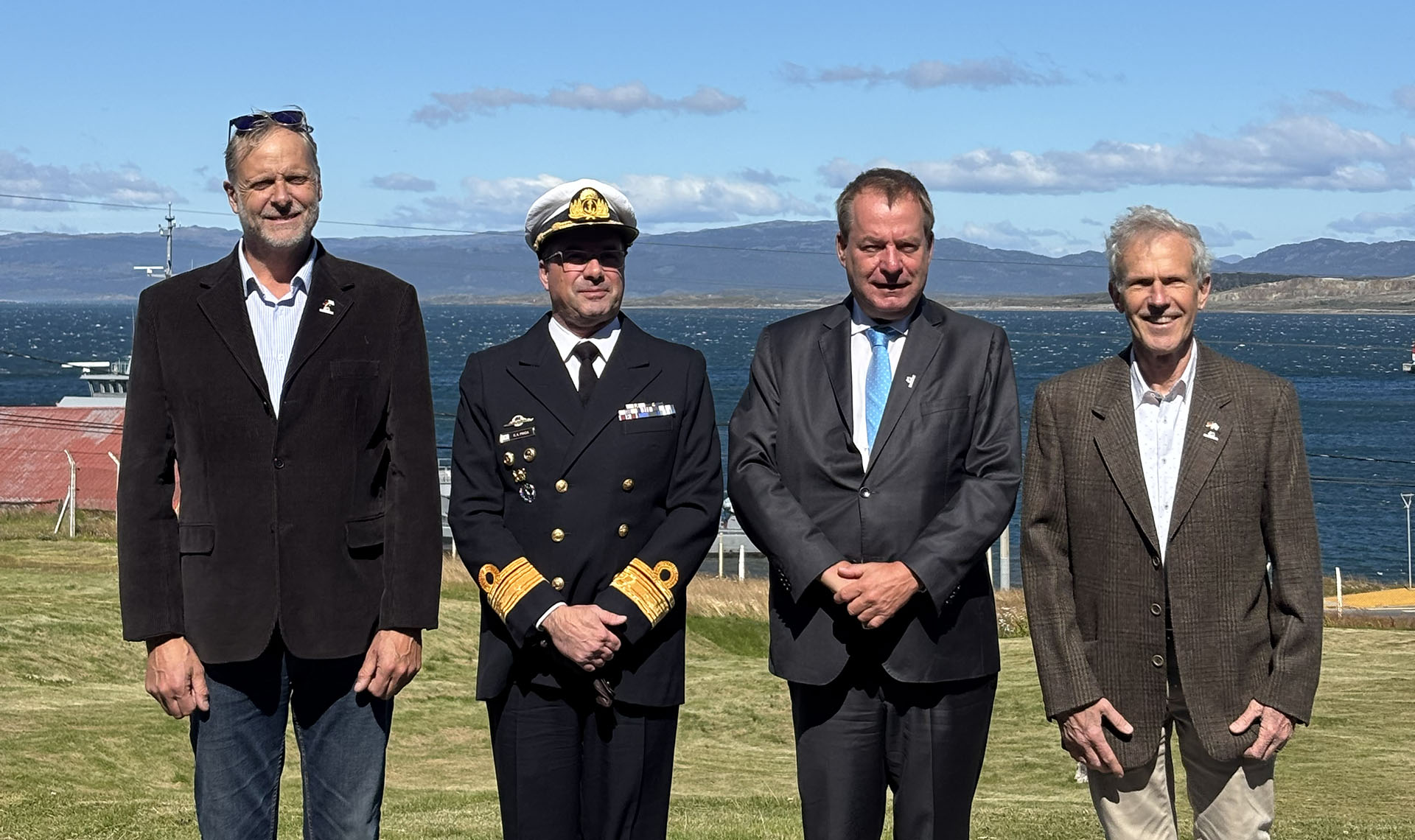 Durante su recorrido por la provincia de Tierra del Fuego, Antártida e Islas del Atlántico Sur, se interiorizó acerca de las actividades del Comando del Área Naval Austral.