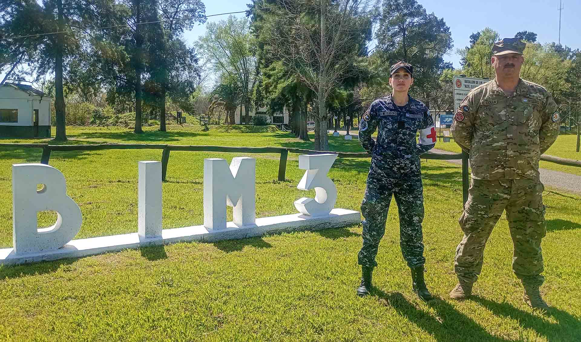 Los Tenientes de Navío Ezequiel Colla y Beatriz Bertoldi integran la Reserva Naval Fuera de Servicio y desde sus profesiones de Licenciado en Administración de Empresas y Licenciada en Instrumentación Quirúrgica, aportan conocimientos en cada adiestramiento que realizan, además de brindar asesoramiento a las autoridades que lo requieran.