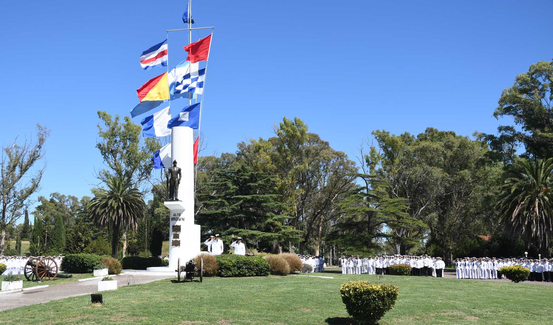 La plaza Juncal, que lleva el nombre de uno de sus memorables combates navales, fue el escenario para recordar al padre de la Armada Argentina.