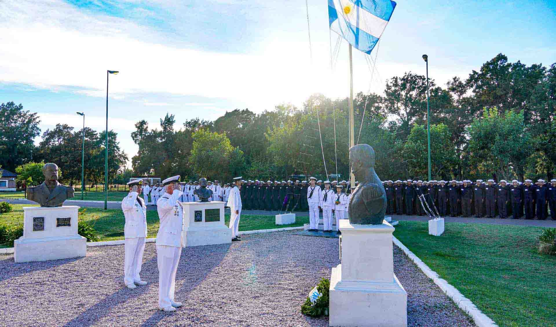 La ceremonia estuvo presidida por su Director, Capitán de Navío Eduardo Mateo.