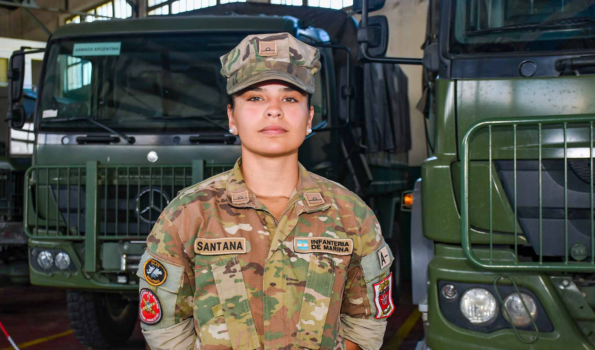 La Guardiamarina IM Selena Soledad Santana obtuvo 18 premios al finalizar sus estudios, encabezando el orden de mérito de la promoción 154° de la Escuela Naval Militar, lo que le permitió convertirse además en la primera mujer en liderar el orden de mérito de una promoción de Cuerpo Comando de Infantería de Marina. 